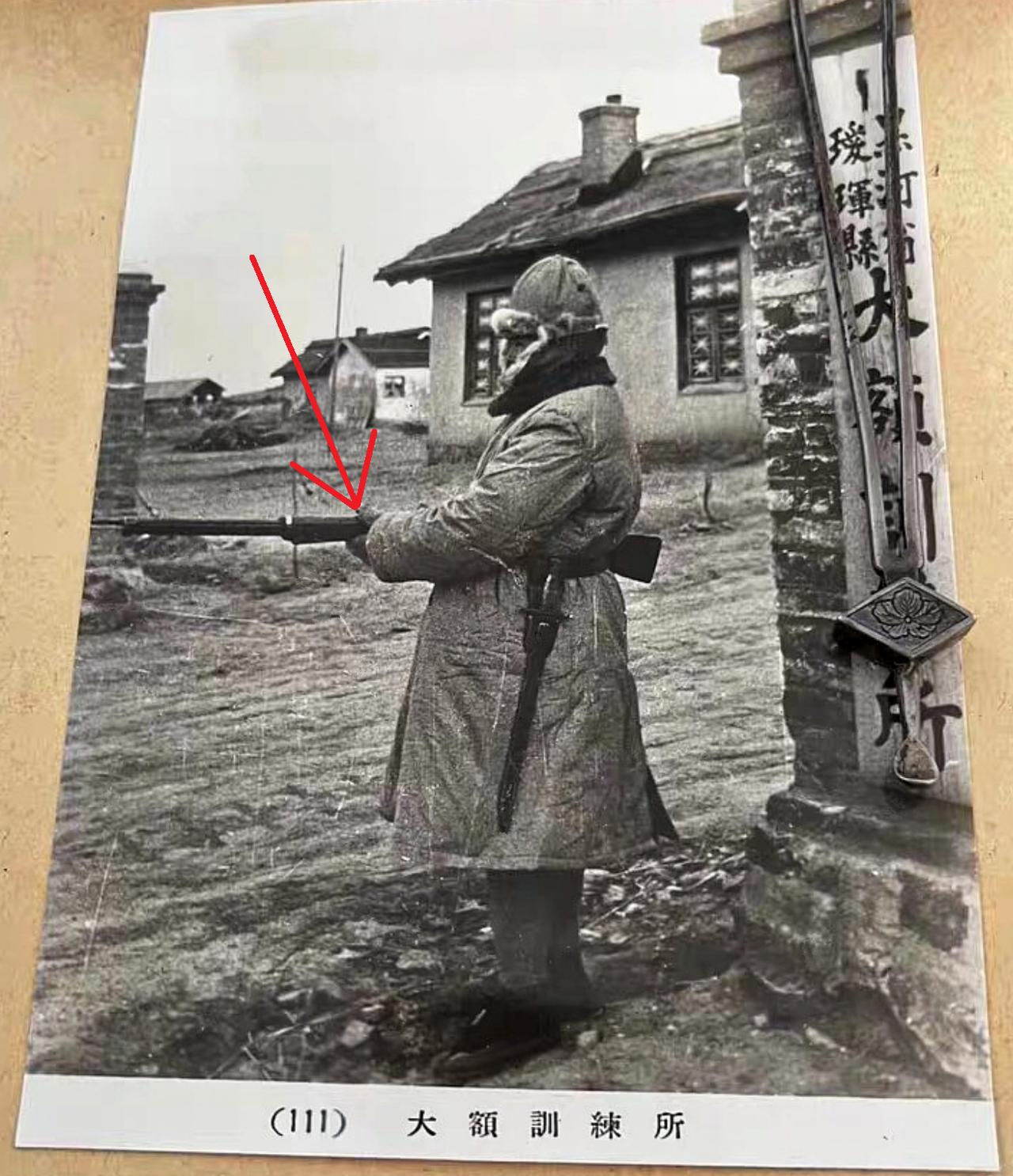 这是一张日军士兵的站岗图。从照片右边的牌子上，我们知道这是黑河省瑷珲县的一所大额