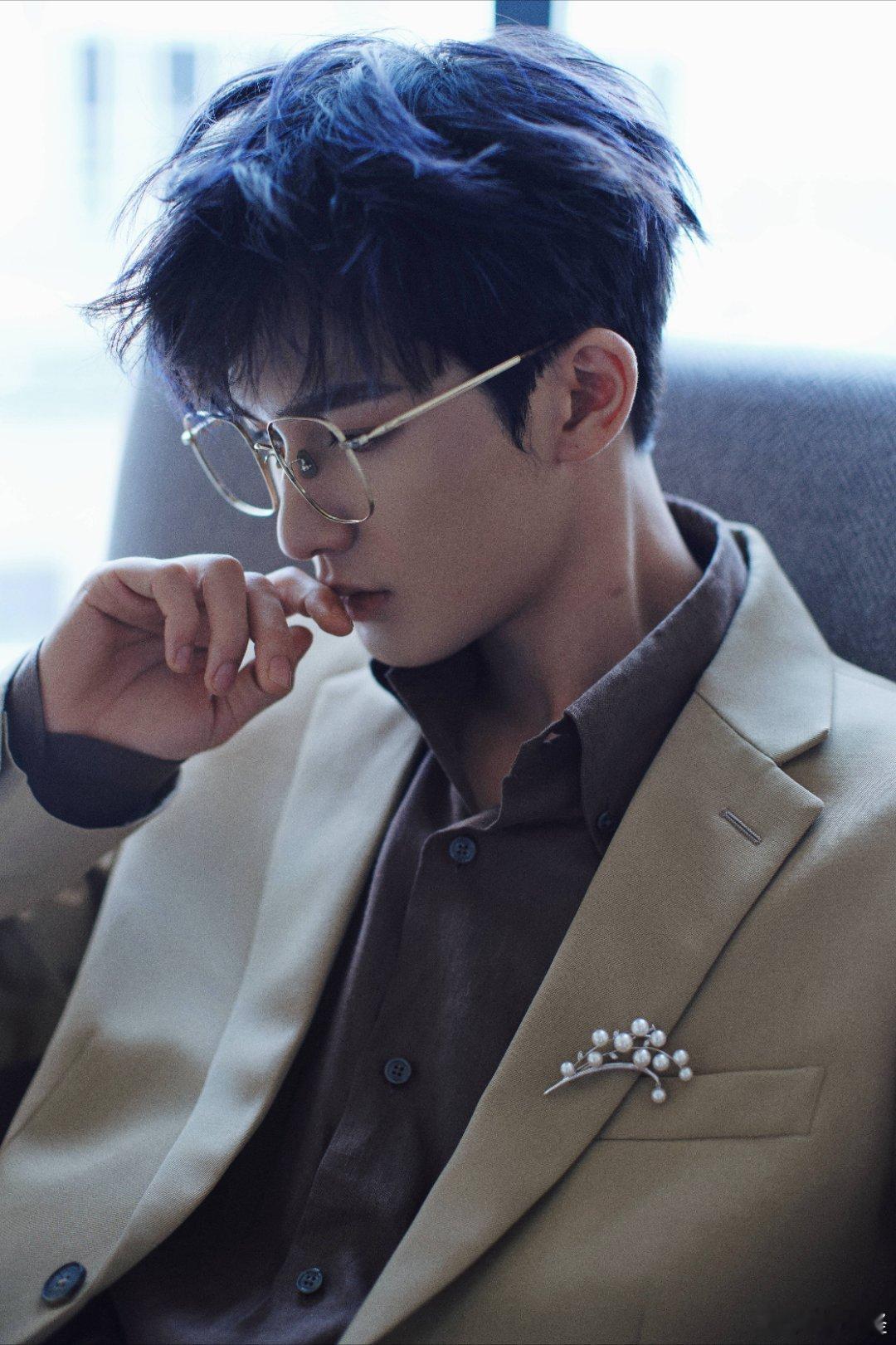 #朱正廷首部男主电影开机路透# 由偶像转变为专业演员的过程中，朱正廷展现了极高的
