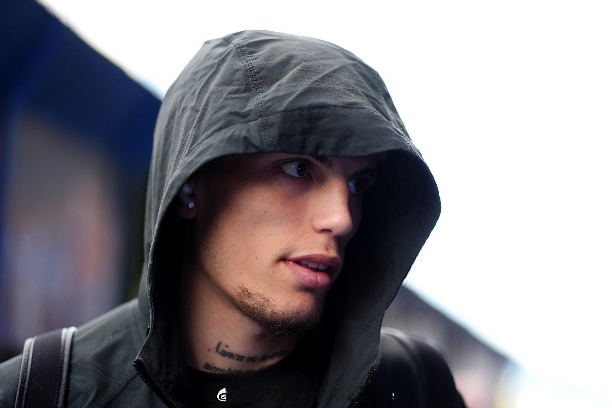 加纳乔抵达斯坦福桥勇敢的加纳乔，今天你有一个任务