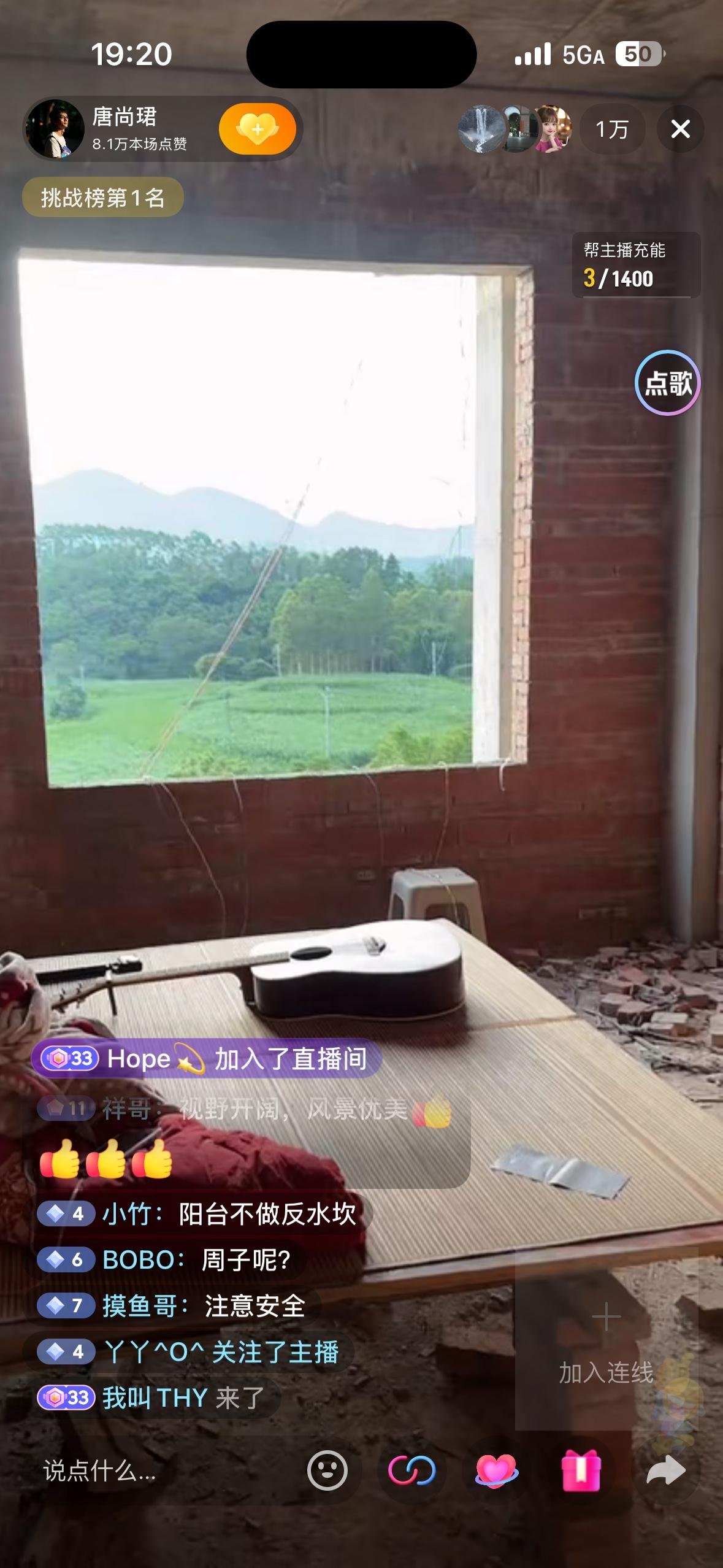昨晚1万人在线看唐尚珺新房，唐尚珺宠粉新模式线上直播带大家看新房。

唐尚珺拿着