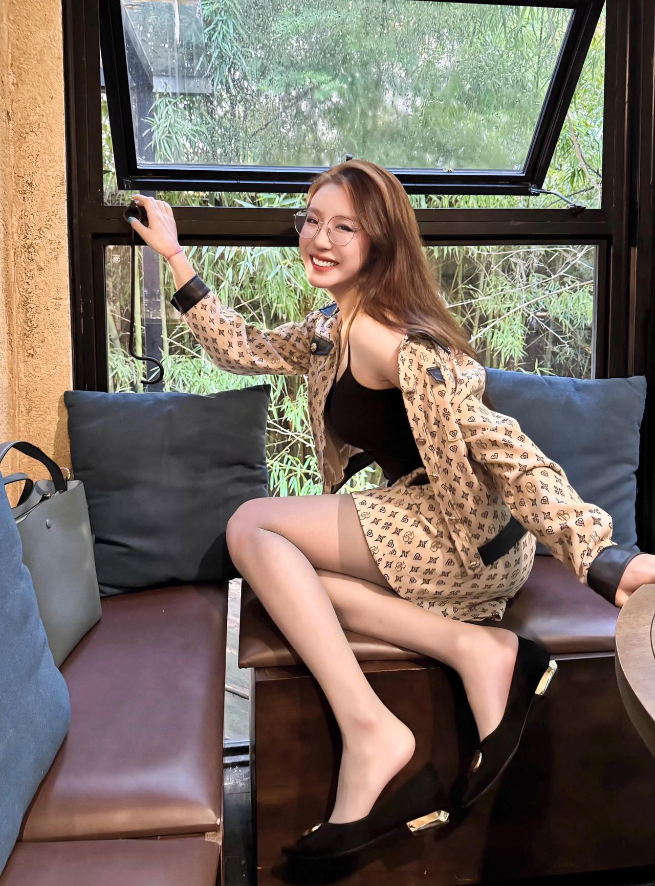 当你开始欣赏自己，世界便会像镜子一样，映照出你未曾察觉的闪光。