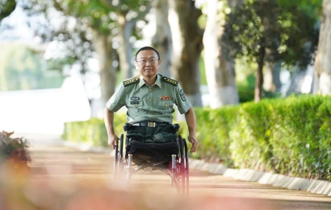 给所有人发短信，新闻联播给他3分多钟时间，中宣部授予他"时代楷模"称号。

这种
