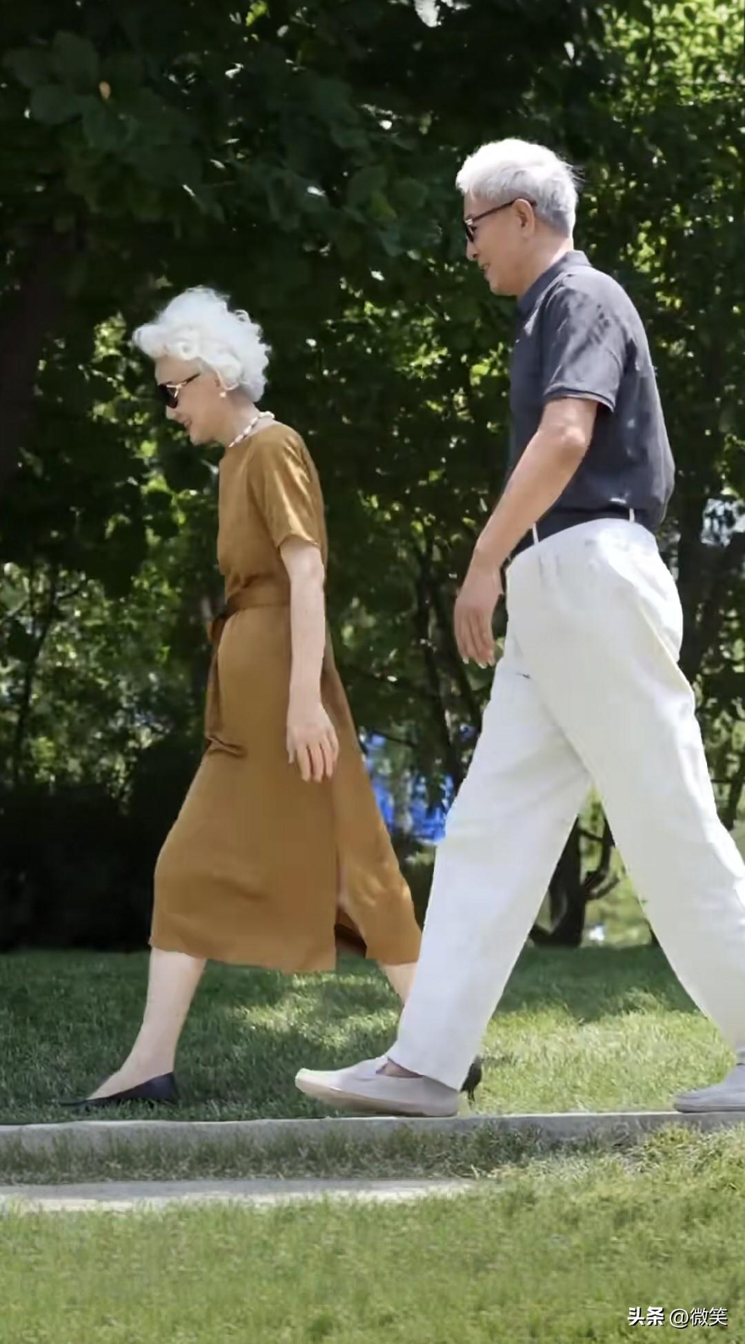 人老了真不用
折腾那些复杂的锻炼，
每天多走走路比啥都强。

出门溜达溜达，
浑