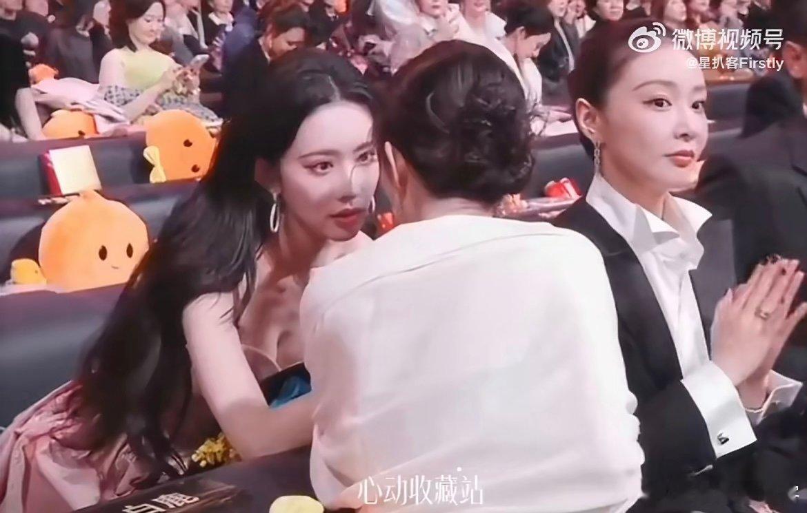 王传君偷听孟子义白鹿聊天 笑不活了！孟子义白鹿热聊正酣，王传君揣手悄悄凑过来，耳