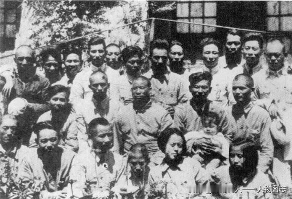 1944年秋，三五八旅旅长张宗逊(后排右3)与参加南下支队的贺炳炎(2排右3)、
