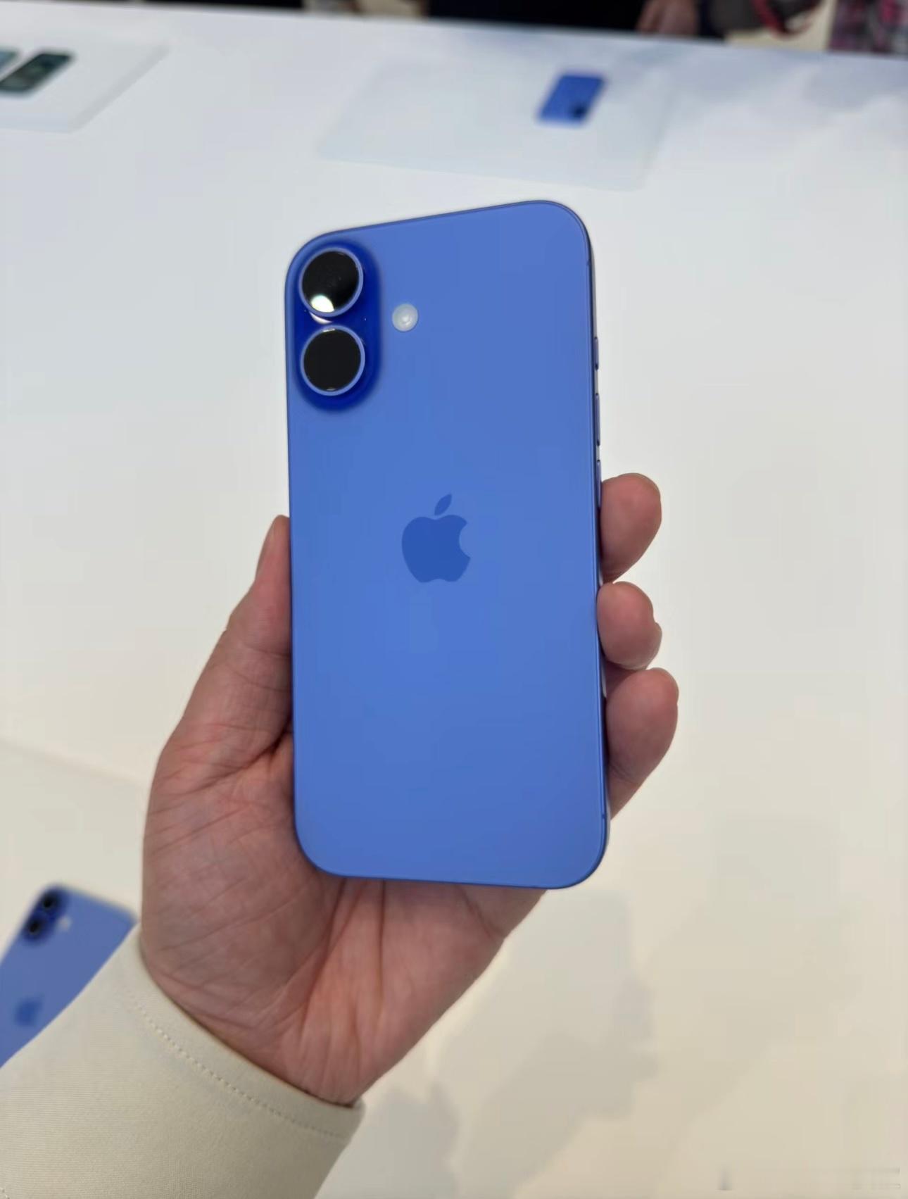 有一说一，其实今年iPhone 16标准版升级才是最大的，配色比上一代更奔放了，