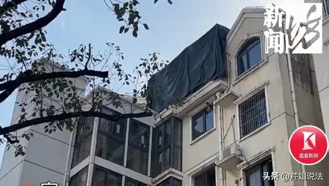 上海，男子发现小区一栋楼的楼顶盖了块黑布，怀疑存在违建，便进行了举报。哪曾想，第