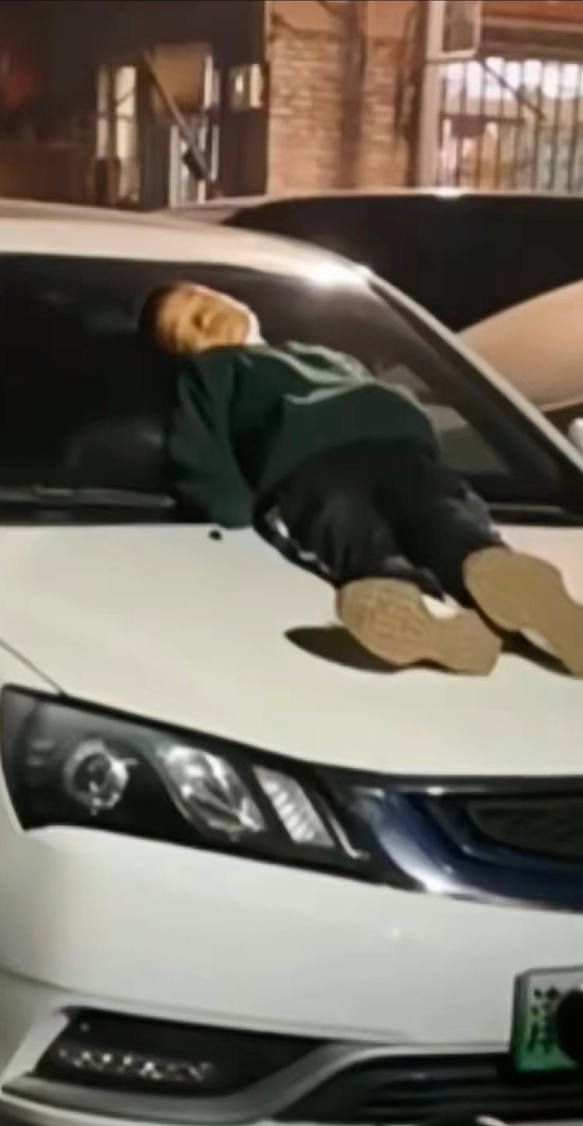 真的看不得这种事，一个孩子每晚蜷在别人车顶上睡觉，而亲妈就住在同一个小区，假装看