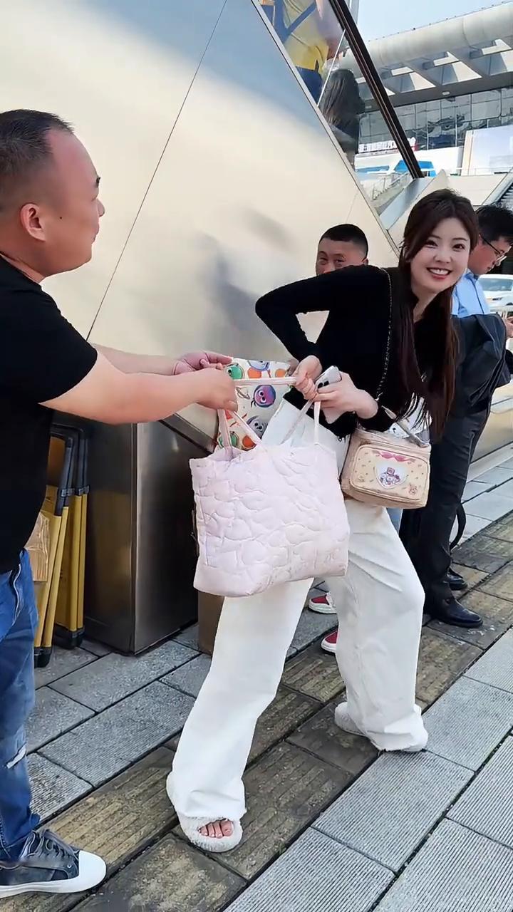 别走，就留在武汉吧。你应该闪倒，把你直接给闪倒。