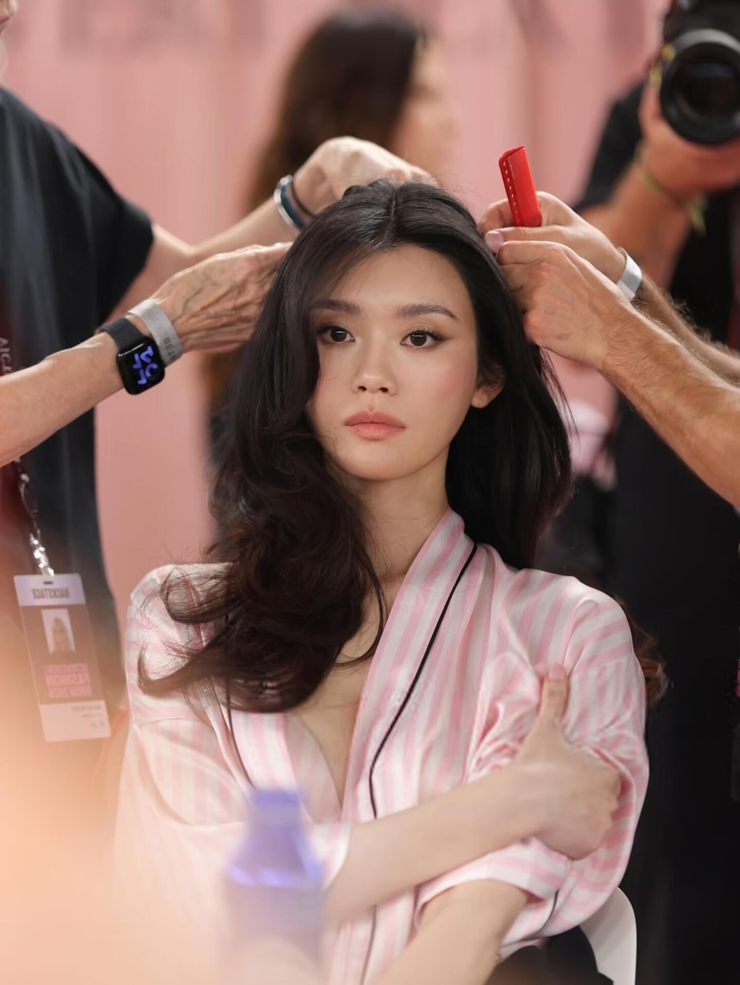 奚梦瑶带着母亲的柔软与超模的底气回归奚梦瑶八年解锁了妻子妈妈多重新身份 奚梦瑶带