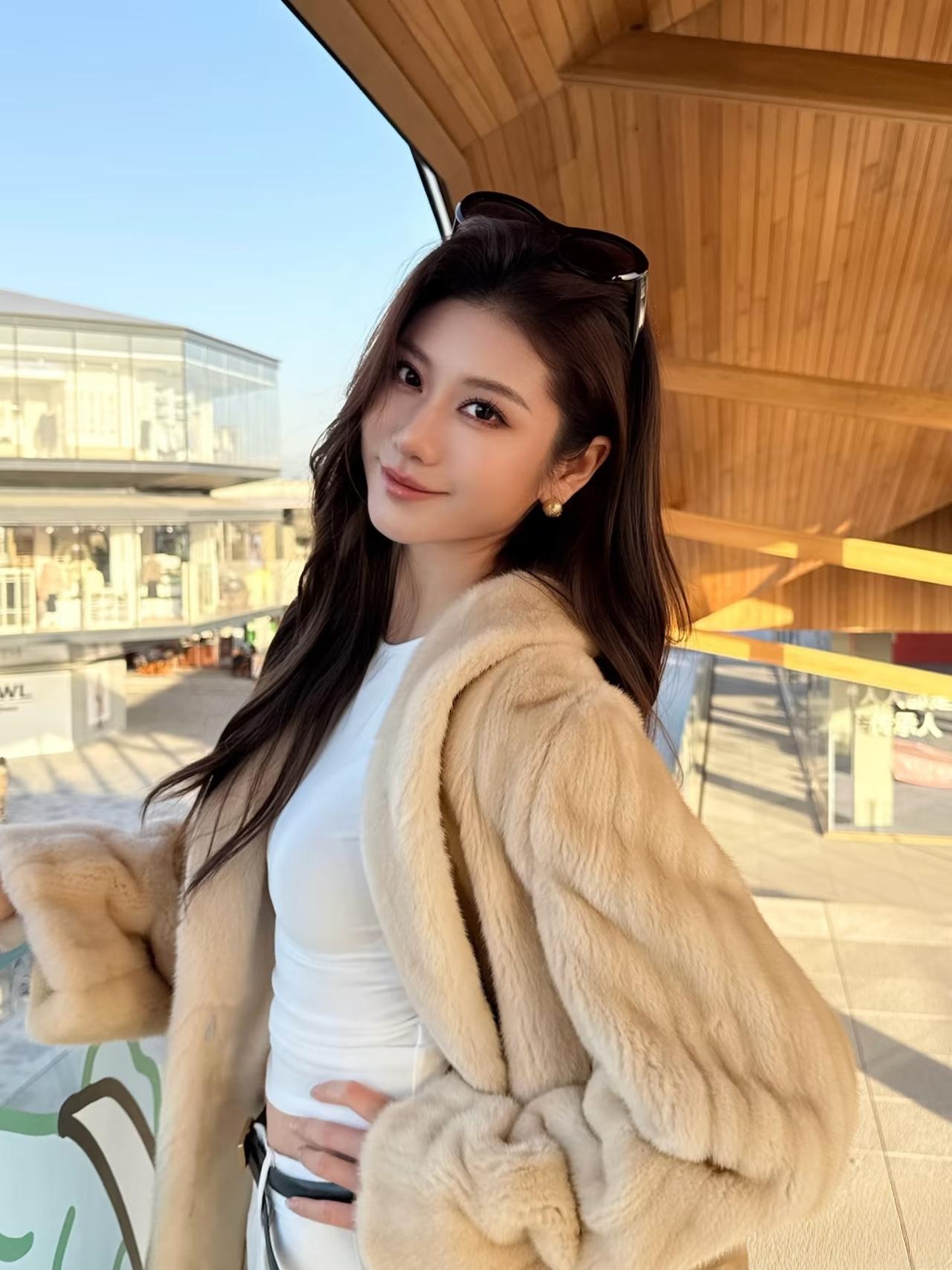 什么样的穿搭可以让人显得很有气质简单的白色衬衣和白色休闲长裤，外搭一件中长款大衣