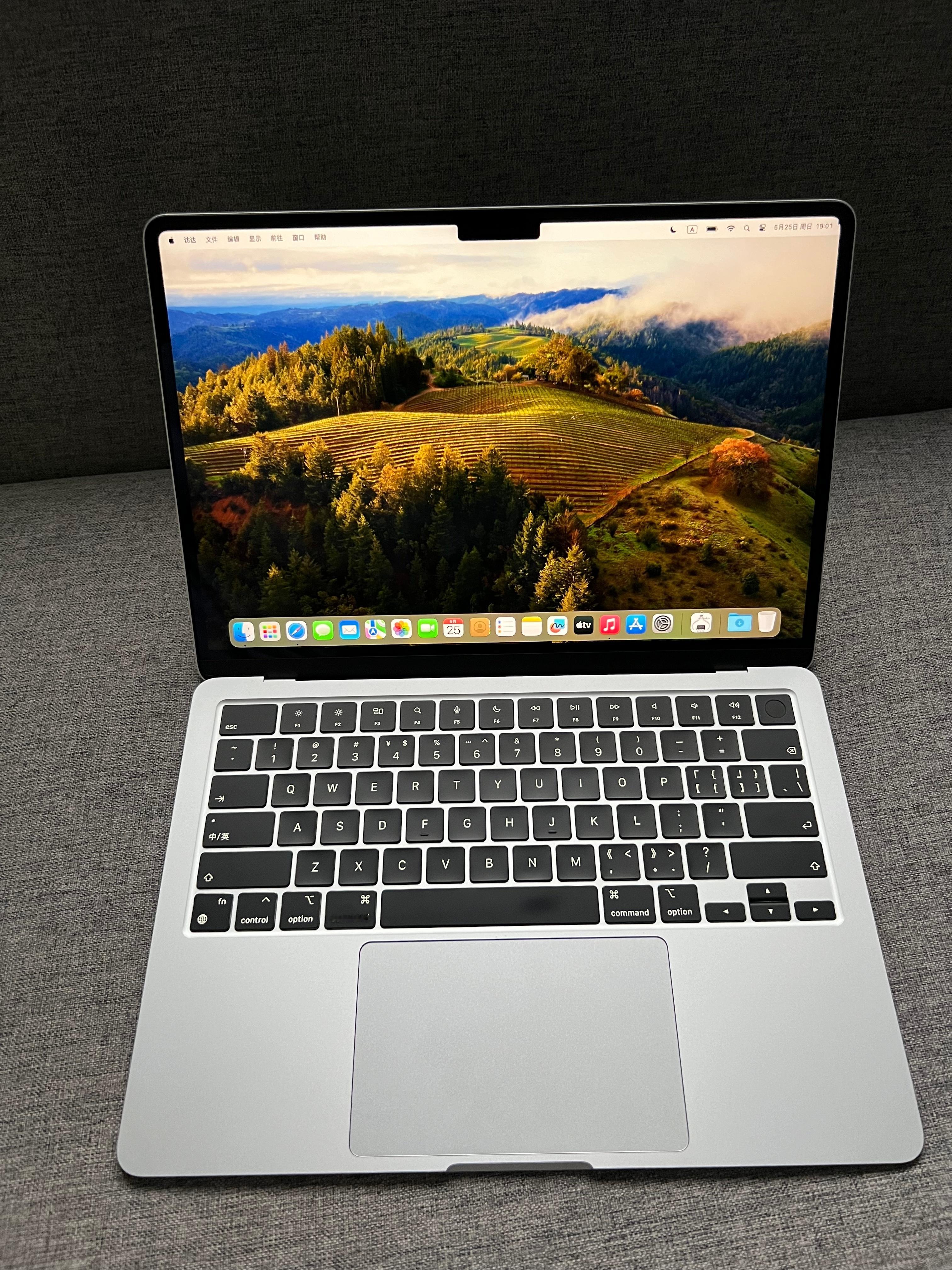 2022款MacBook Air M2芯片 8+256G 银色，98新，外观轻微