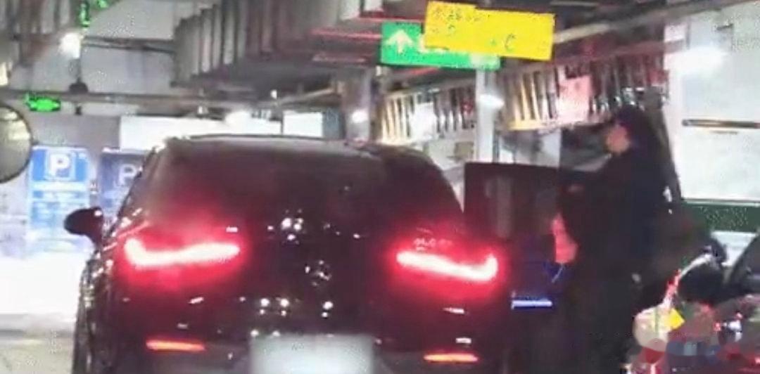 曝齐思钧新恋情15日，八卦媒体称齐思钧和一女生一同回家，视频中可见齐思钧先行下车