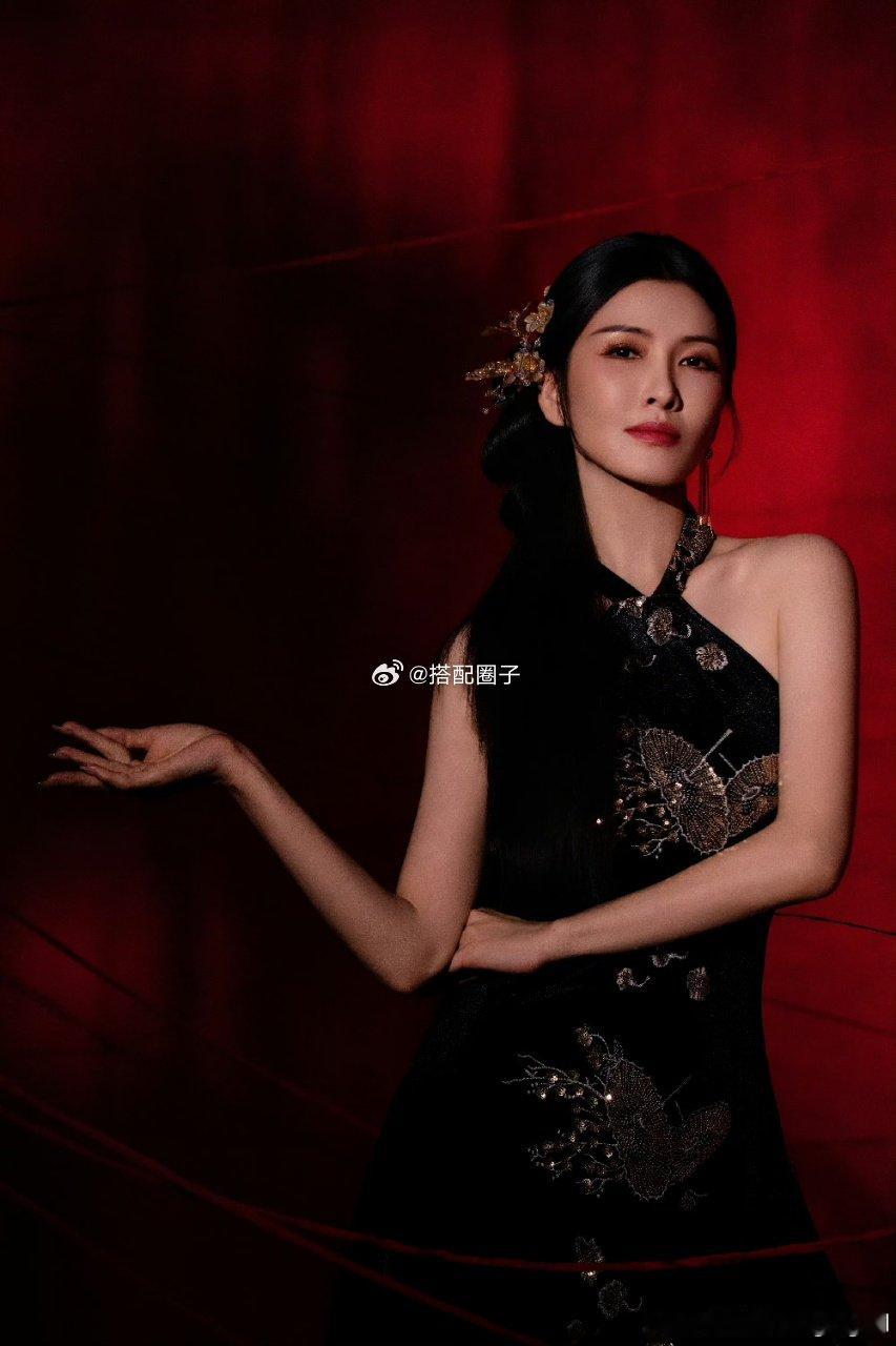 徐洁儿中式侧扎发 徐洁儿四公中式造型徐洁儿这组中式造型太飒了！坐等姐姐今晚舞台帅