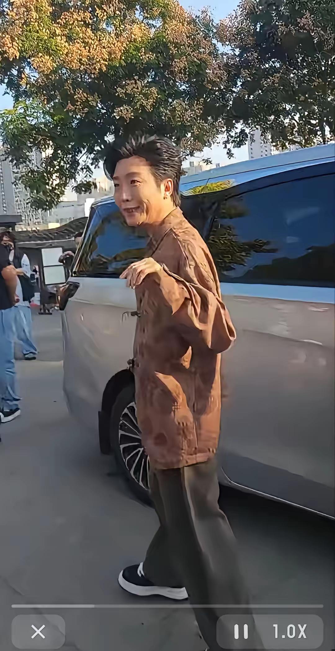 他怎么瘦成这样了，看着怪吓人的，一点肉都没有，走在大街上就像是路人甲一样
你们认