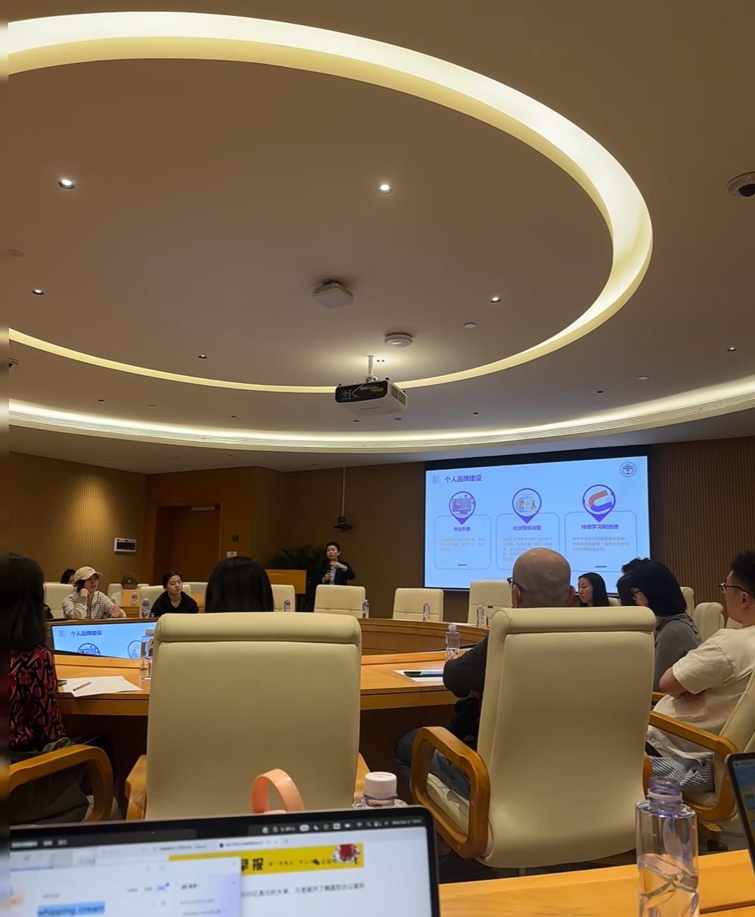 这种荒诞又真实的场景
你们经历过吗？
有网友说什么是开会?
真的太扎心、太现实了