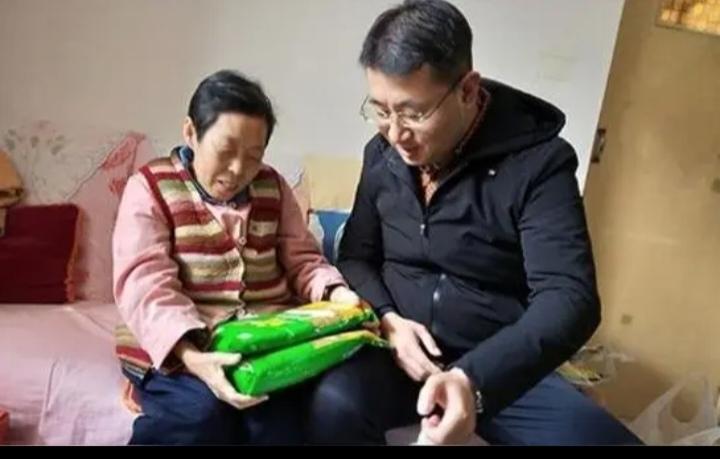 最近几年，春节过后我的钱包总会变得瘪了些。
按照常理来说，老人过春节应该是有些收