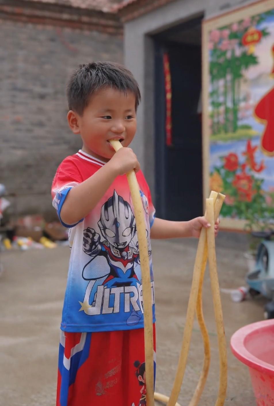 三行和妈妈一样，看见什么就拿起来吃，也不管干不干净
