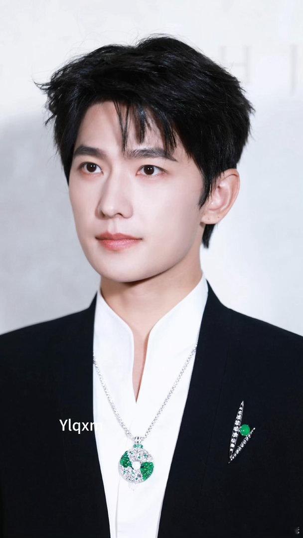 杨洋一天两个造型、杨洋两个造型反差感围观下啦，杨洋一天两个造型，可以有啊，杨洋两