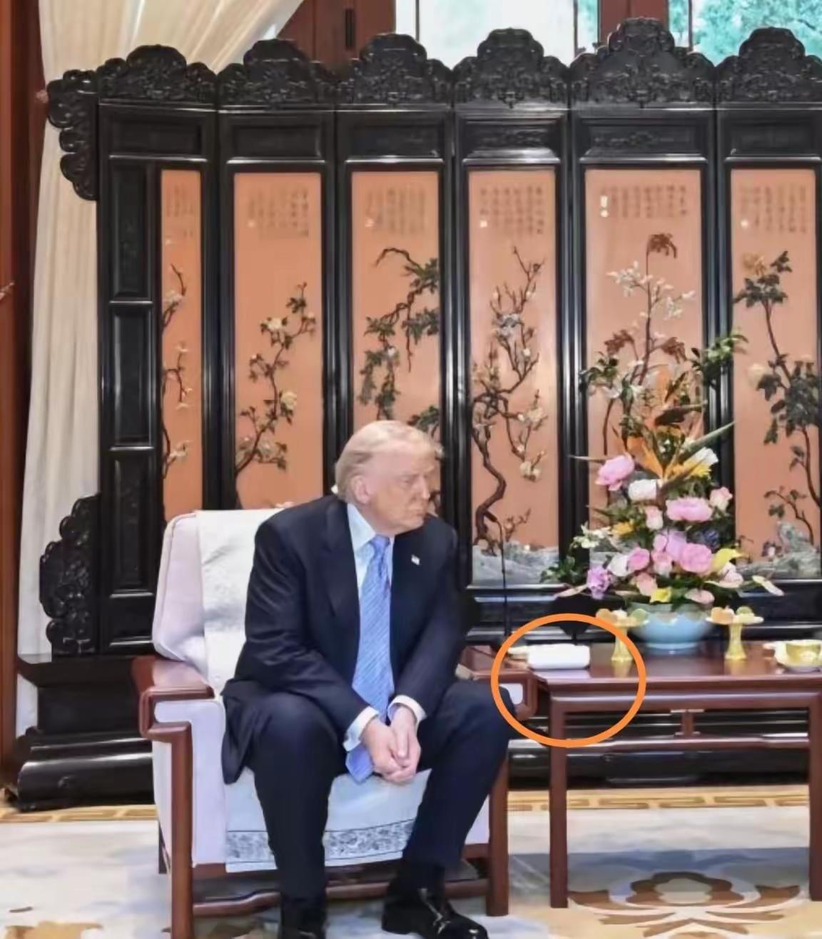 特朗普的茶杯一直就没放，应该主随客便[吃瓜群众]