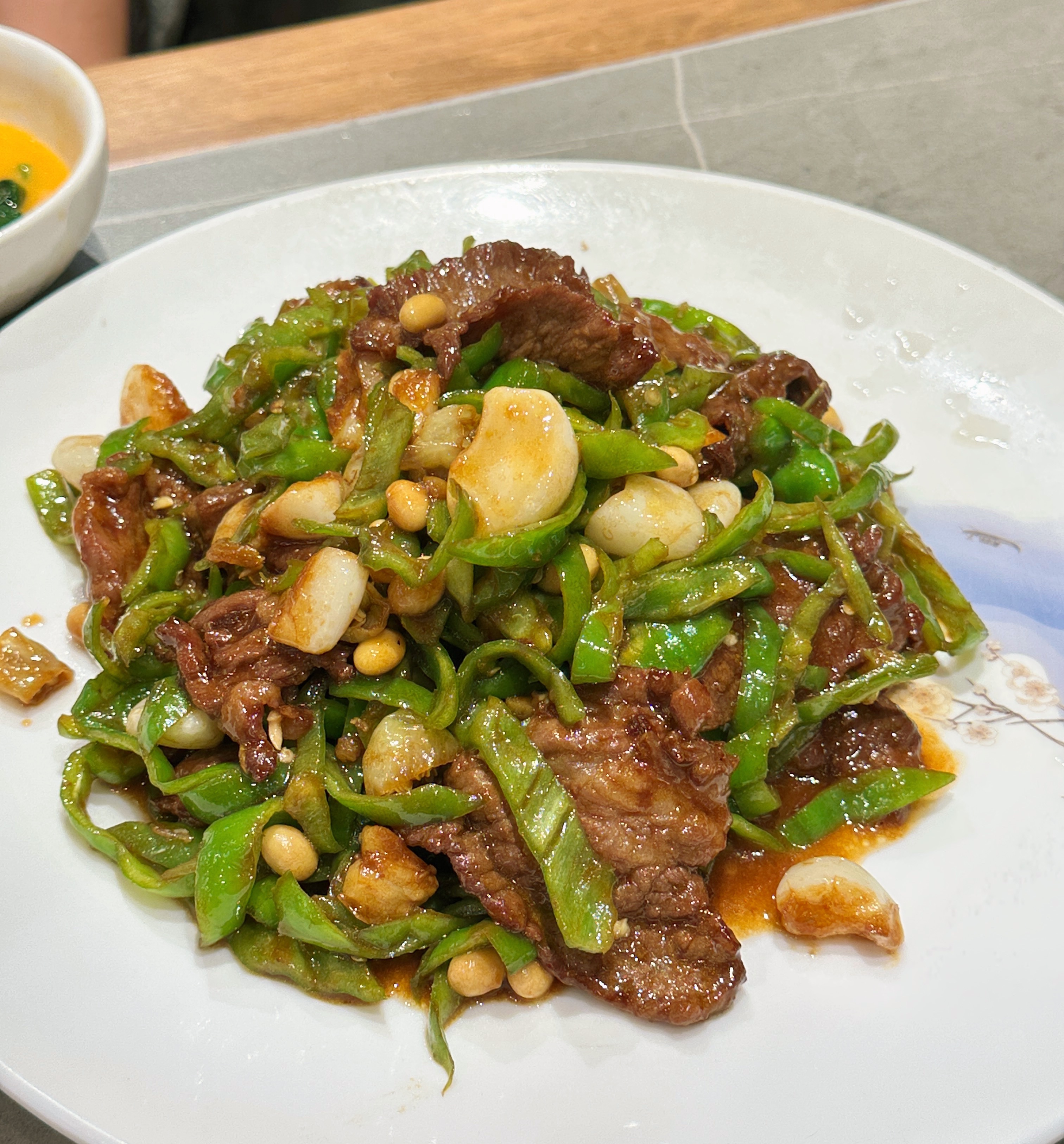 山东的菜码好大！随便选了一家店都很好吃中午吃完到现在一点都不饿，我好想再吃一顿烧