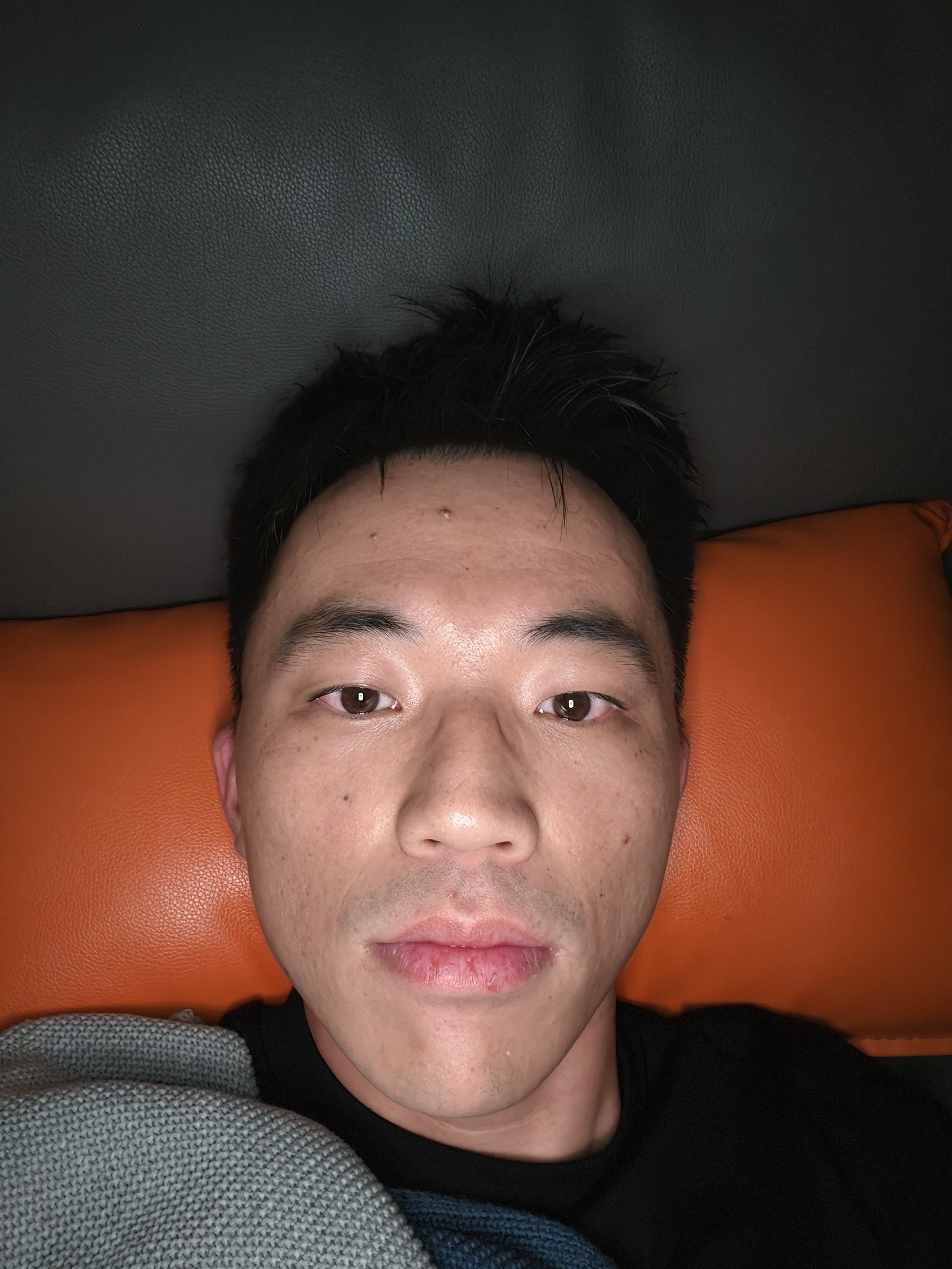 给兄弟拍一张素颜照，感觉素颜还是很抗打的虽然岁月在脸上留下了痕迹，但是有气质啊昨