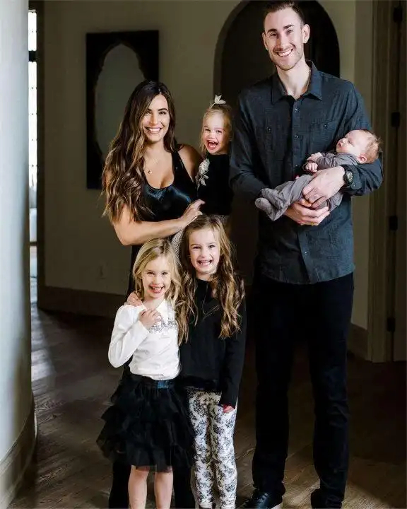 当年被拔网线的网瘾少年，如今在NBA赚2.7亿！娶白富美生4娃，没冠军也爽翻戈登