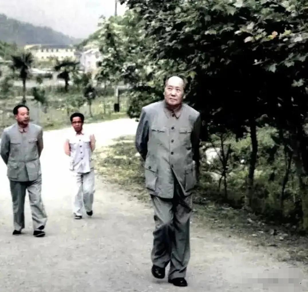 🙏请停留几秒，为伟人点个赞送朵花💐
《毛主席：全心全意为人民服务》
在井冈山