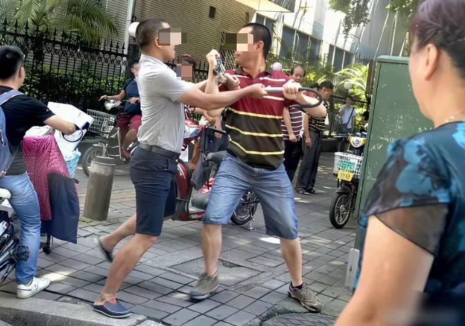 甘肃临潭，一男子带妻子去参加亲戚暖房酒宴，期间，邻桌一醉汉竟偷偷碰男子妻子腰部，