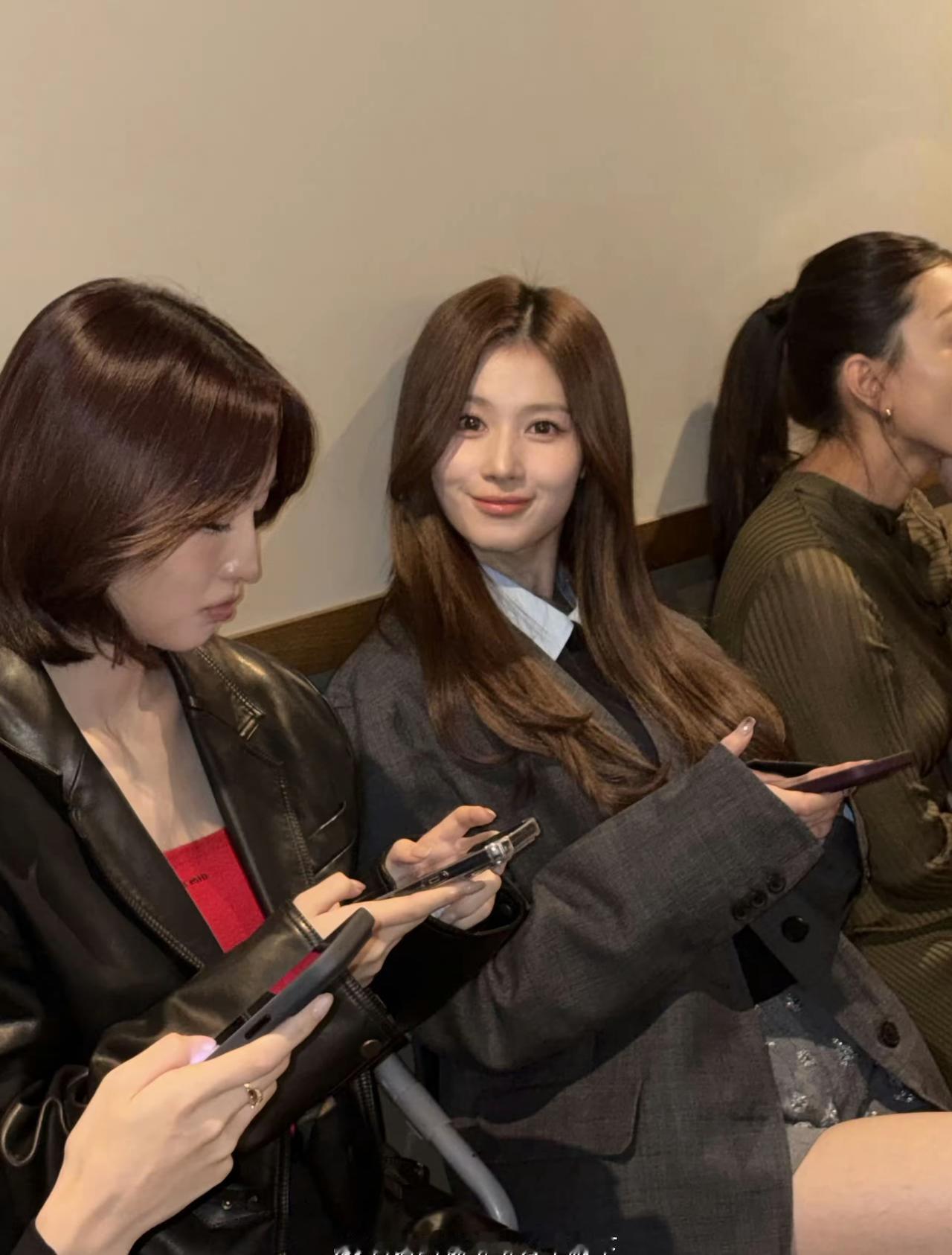 美女扎堆的“手机局”
 这是把“时尚颜值局”和“手机低头局”融合了吧！左边姐姐皮