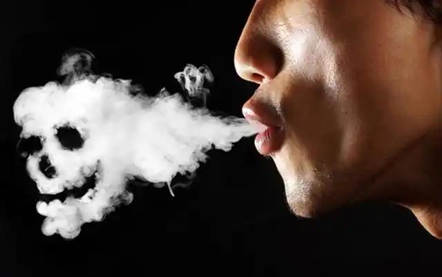 二手烟的危害究竟有多大？它的毒性，甚至比吸烟者吸入的烟气高出几十倍。

香烟在燃