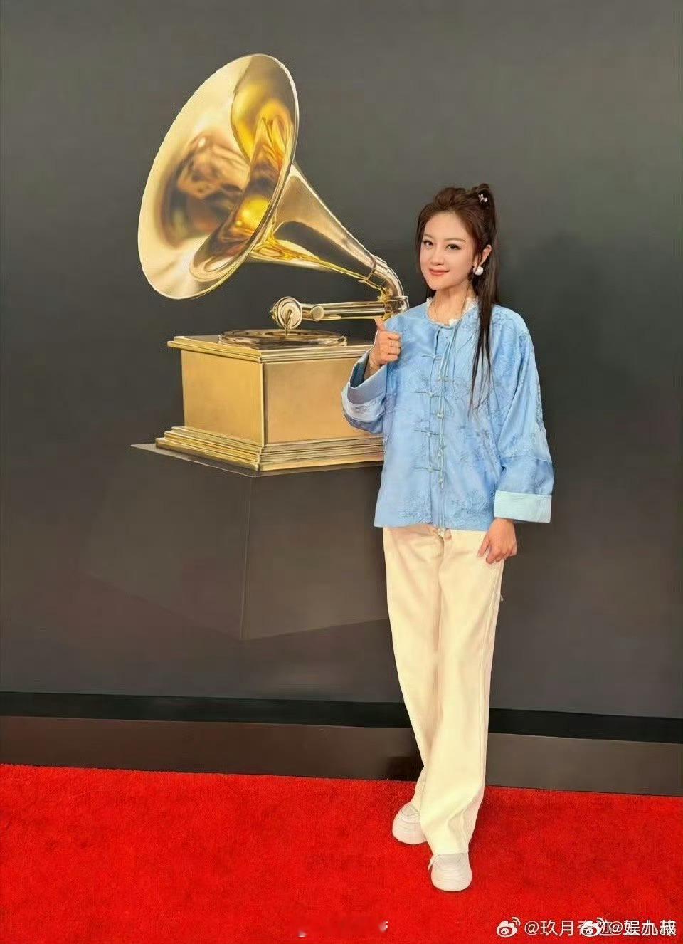 王小玮发博晒格莱美内场 从内场照片里的氛围感，到文字里的“世界舞台”梦，王小玮的