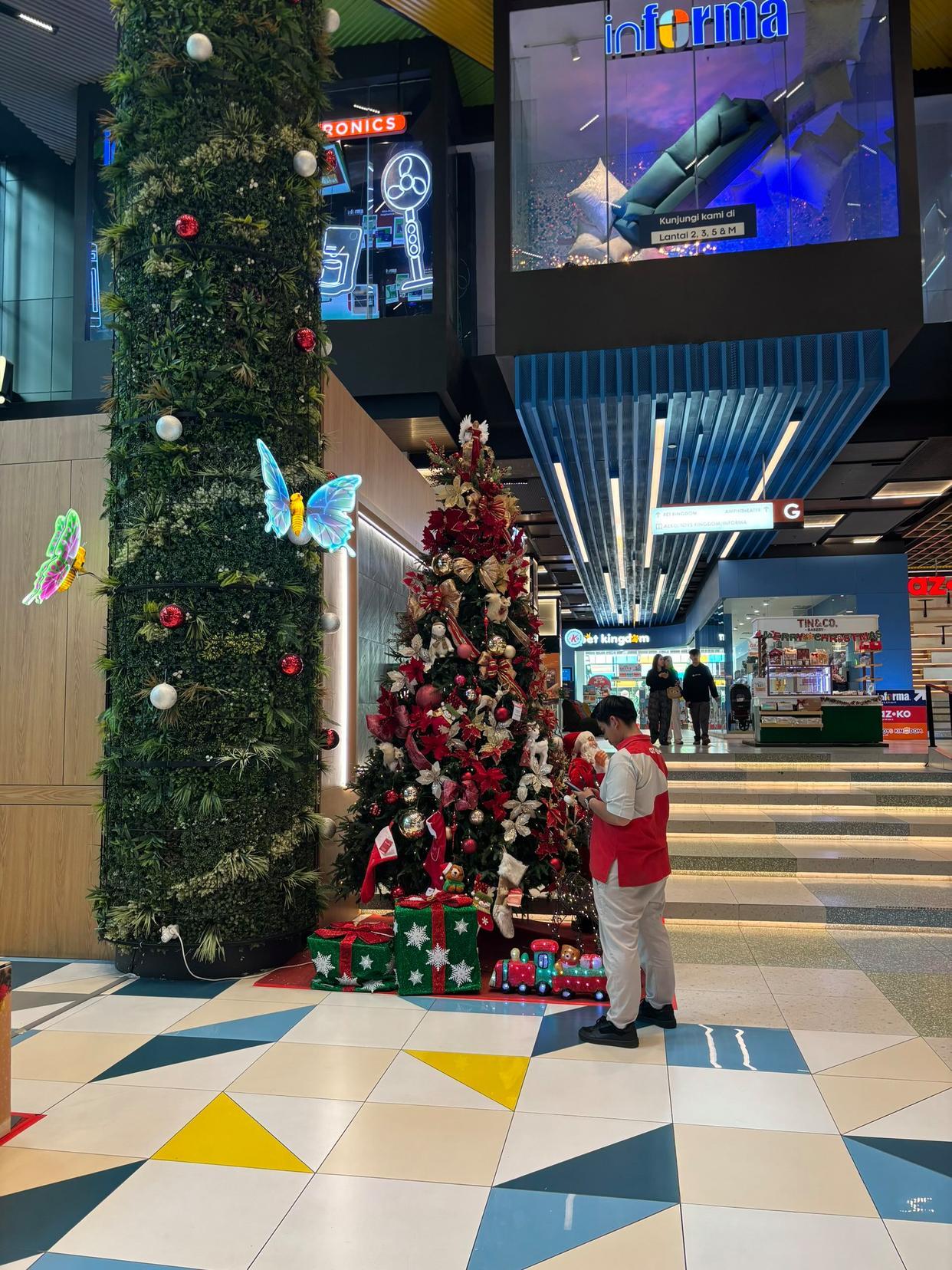 圣诞节，在中国算是凉了，没有了以前的热闹，也没有了之前的红火。

甚至在平安夜，