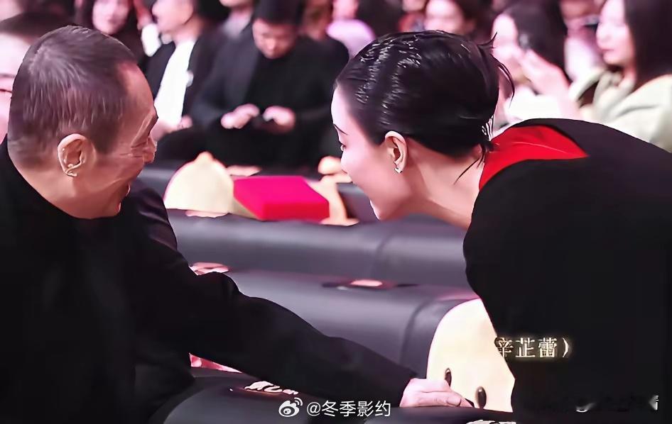 微博之夜上，倪妮十分热心的把辛芷蕾介绍给张艺谋认识，辛芷蕾虽然刚拿了威尼斯影后，