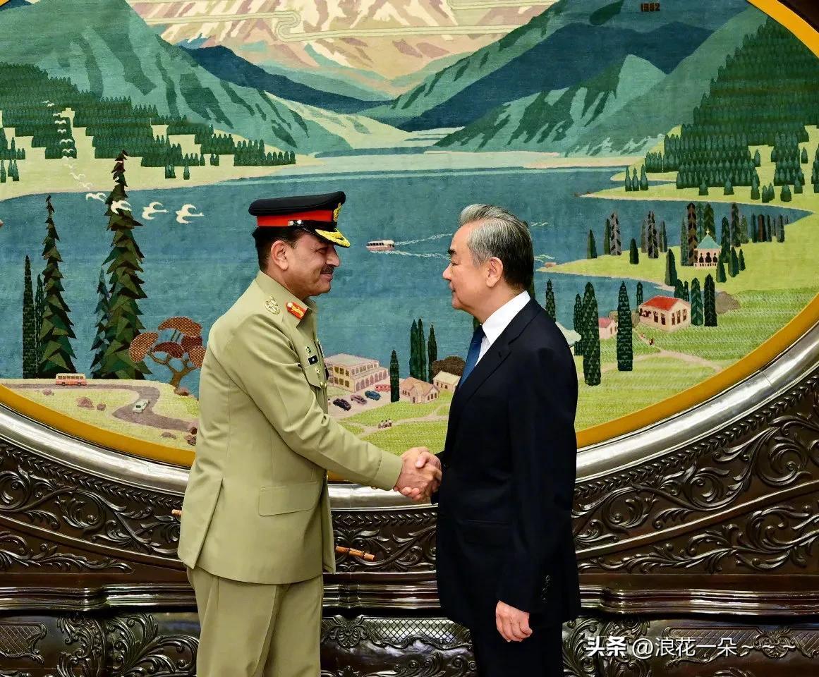 关键时刻！
巴基斯坦陆军参谋长穆尼尔又来了！
他在会见王毅部长时说：每一次到中国