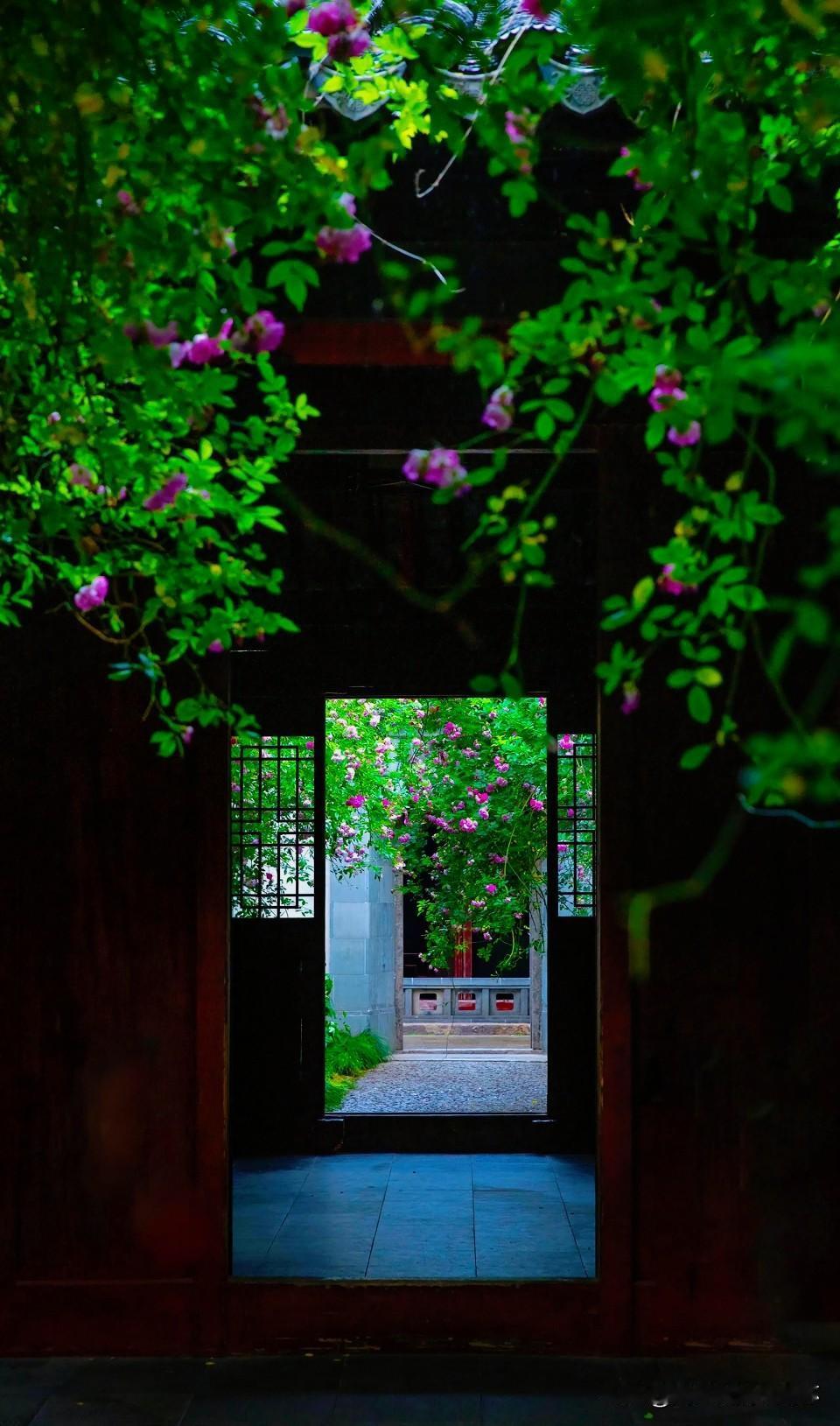 下联：庭院无人静落花
上联：有请雅士[玫瑰][玫瑰][玫瑰]