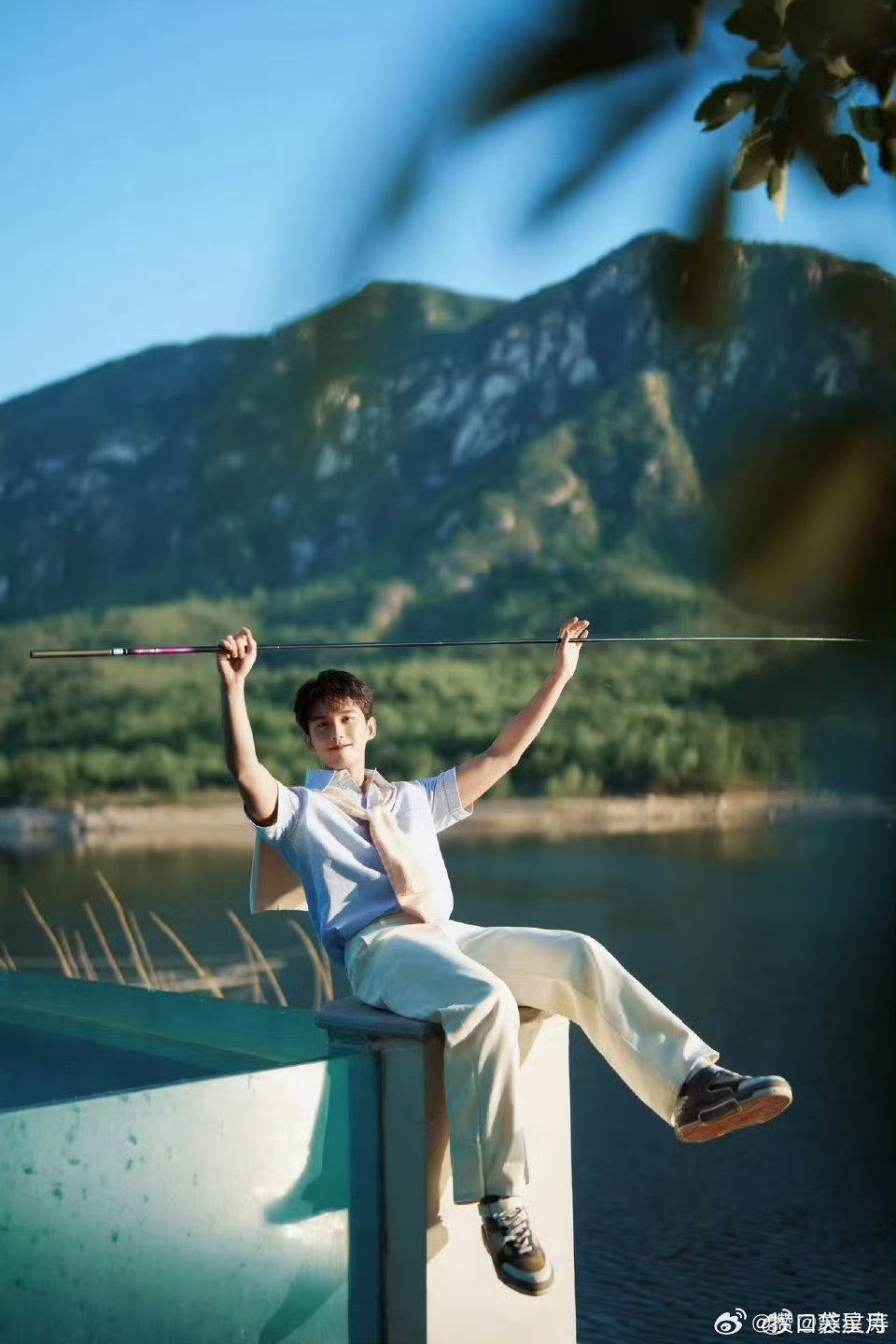 吴磊初夏盐系少年当别人还在研究盐系穿搭时，吴磊已经进化成「海风本体」🌊 呼吸间