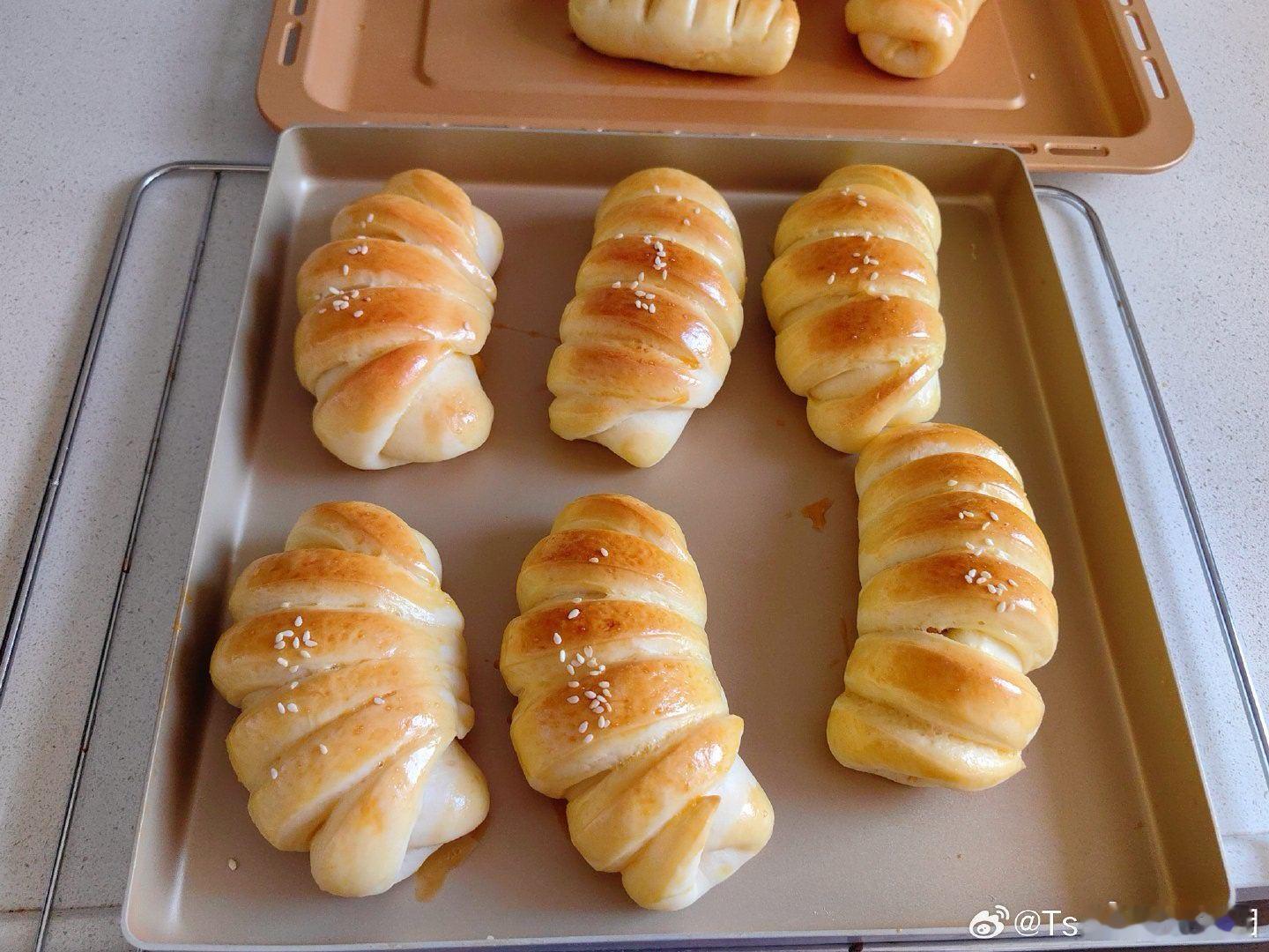 一块面包的价格不该超过15元 ，现在一块小面包动不动就15 20甚至30，我真的