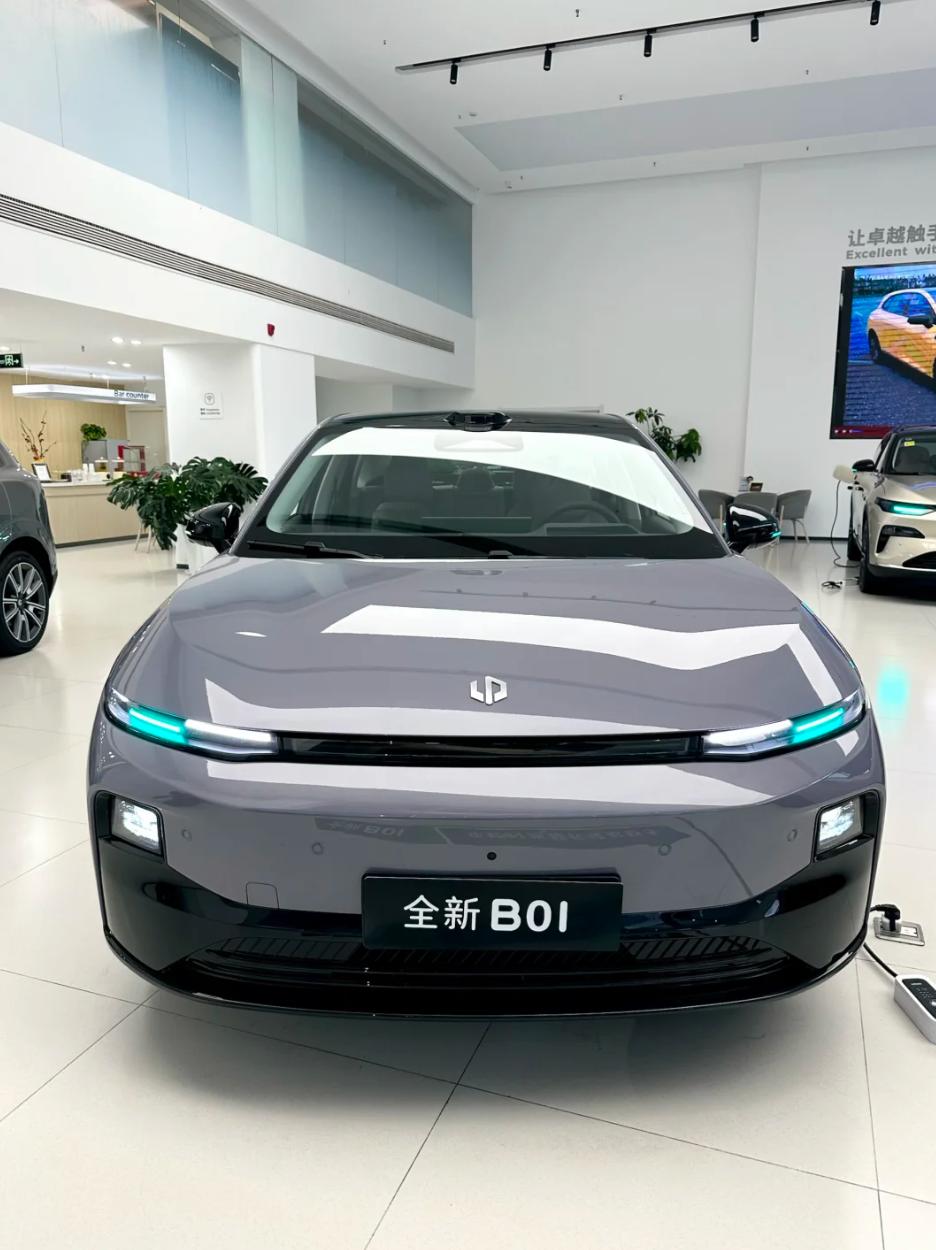 这周工作日抽空溜到零跑线下 4S 店探店，进门直接锁定全新 B01 670 激光