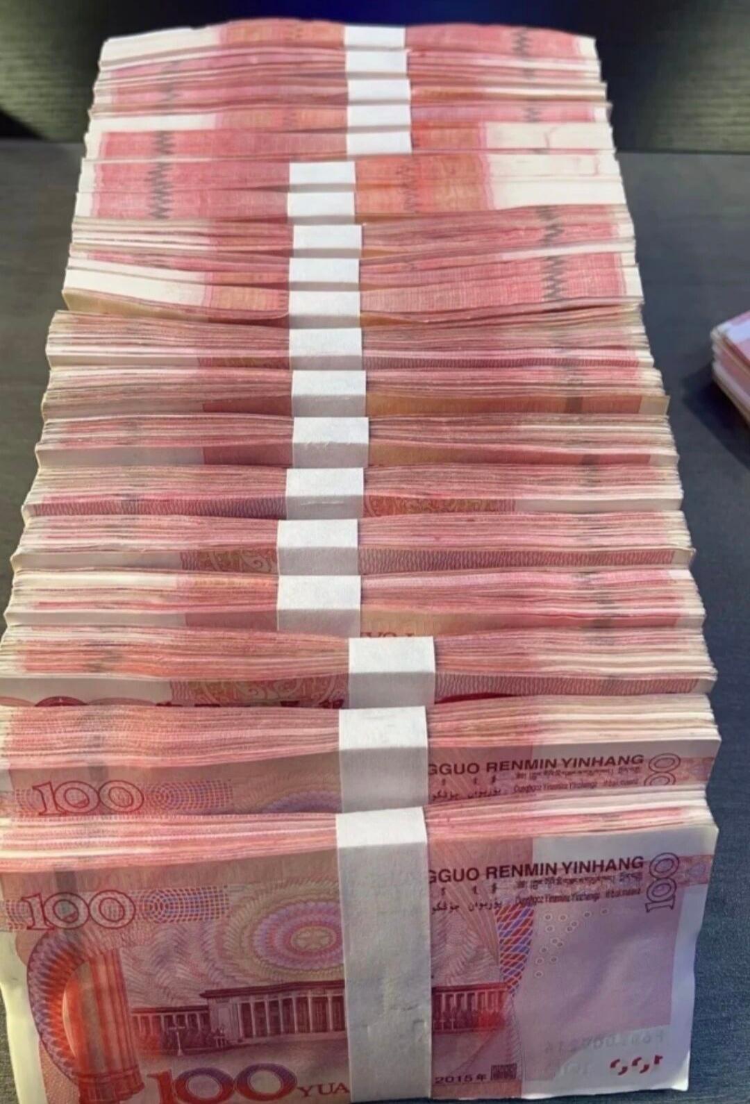20万怎么只有19摞呀有没有人和我一样，看到20万现金，下意识数了数，还在考虑为