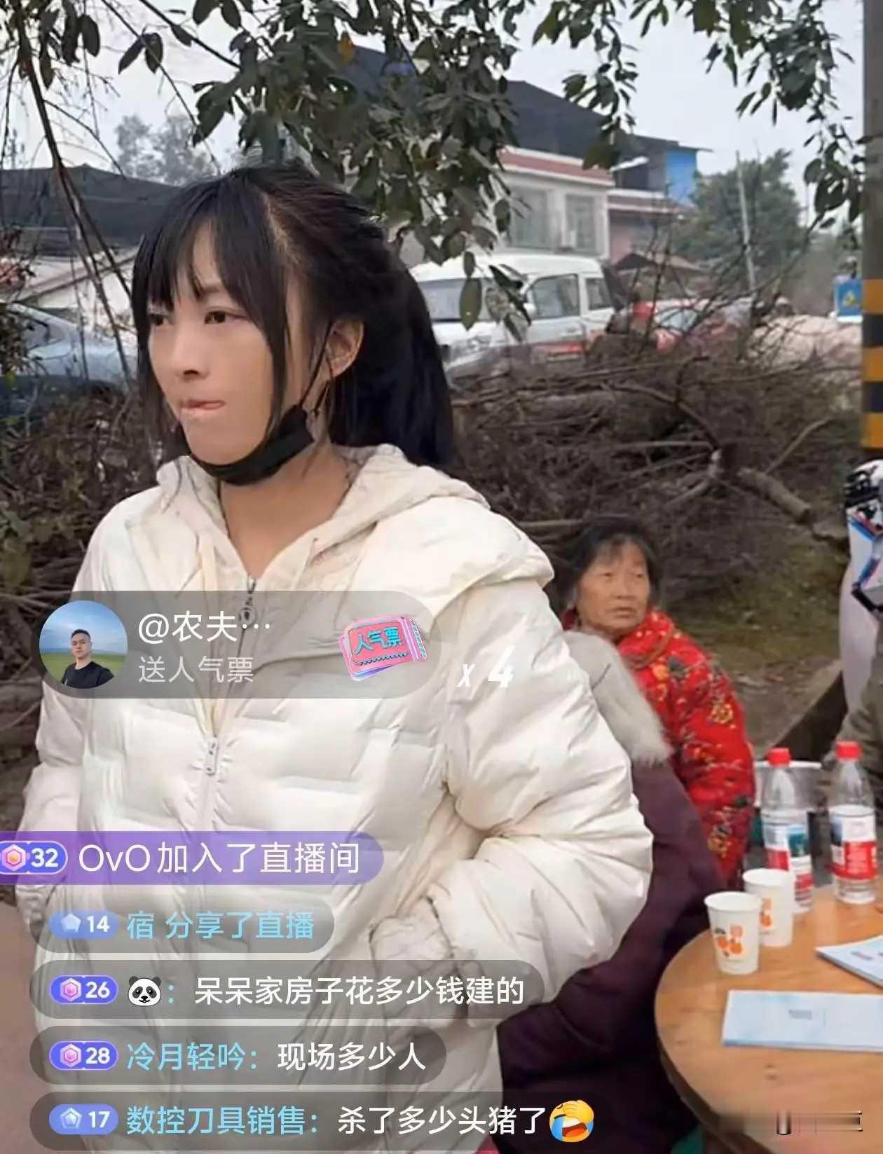 千人赴约杀猪饭变流量狂欢：女孩崩溃大哭“谁帮我妈收拾”
 
一句“帮我爸按猪，管