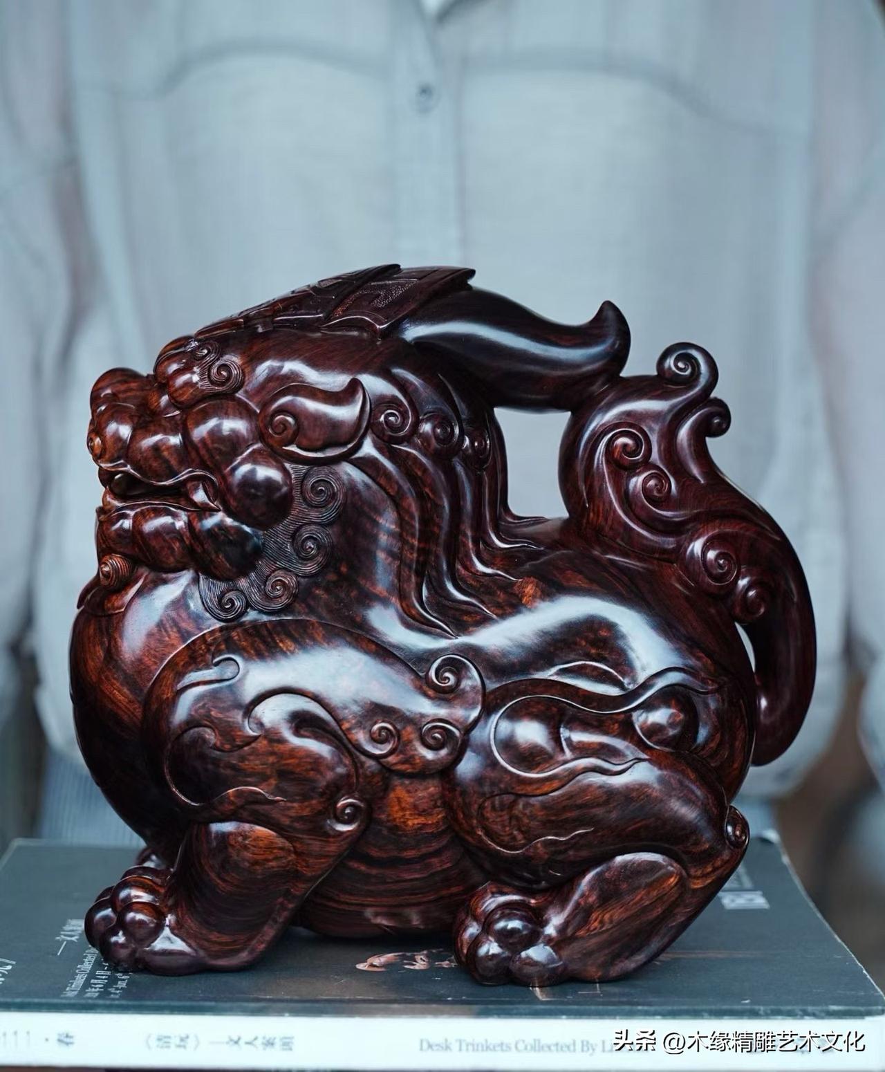 一眼看气势，再看木纹，这件海南黄花梨大貔貅确实有看头。瑞兽造型厚实有力，轮廓鲜明