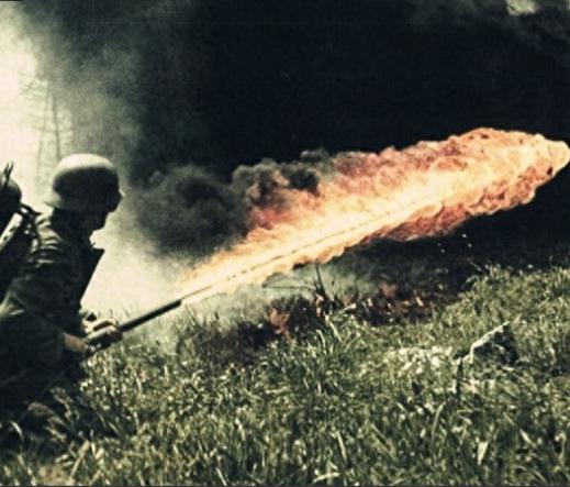 1944年8月，美军缴获了一架日军的火焰喷射器后，并没有封存，更没有销毁，而是立