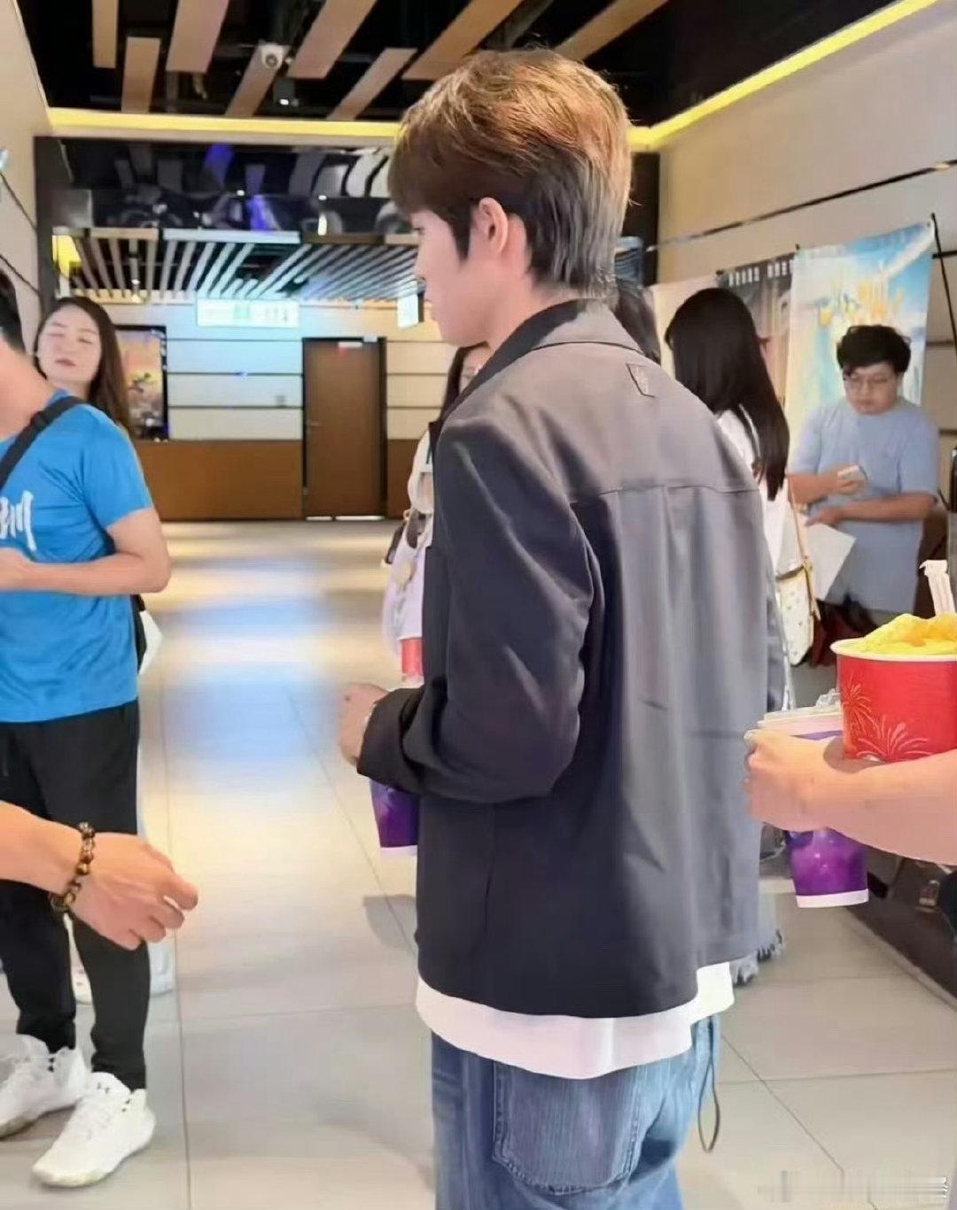 李昊现身功夫女足路演现场李昊成功追星周星驰功夫女足的演员餐见证李昊追星成功！现身