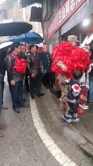 少数民族比我们汉族人更加崇拜军人。
他们和我们一样都是以当兵为荣！
如果寨子里有