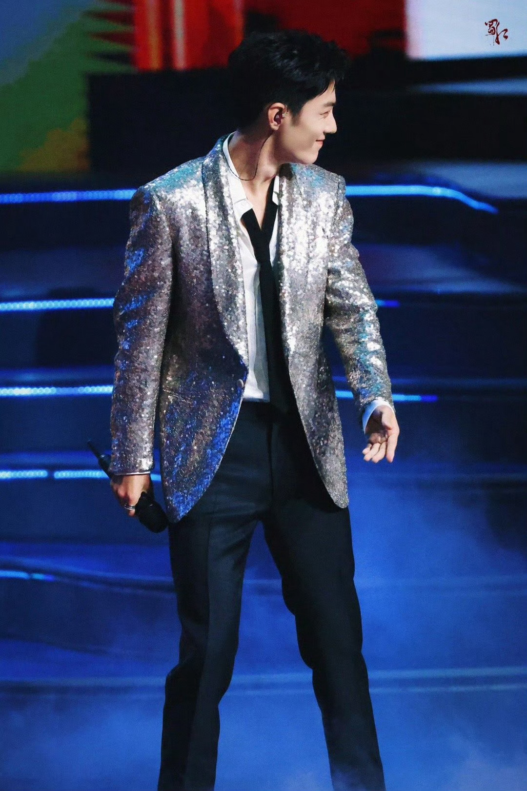 肖战 舞台上的灵魂歌者！[爱慕]#肖战这世界那么多人彩排# ​​​