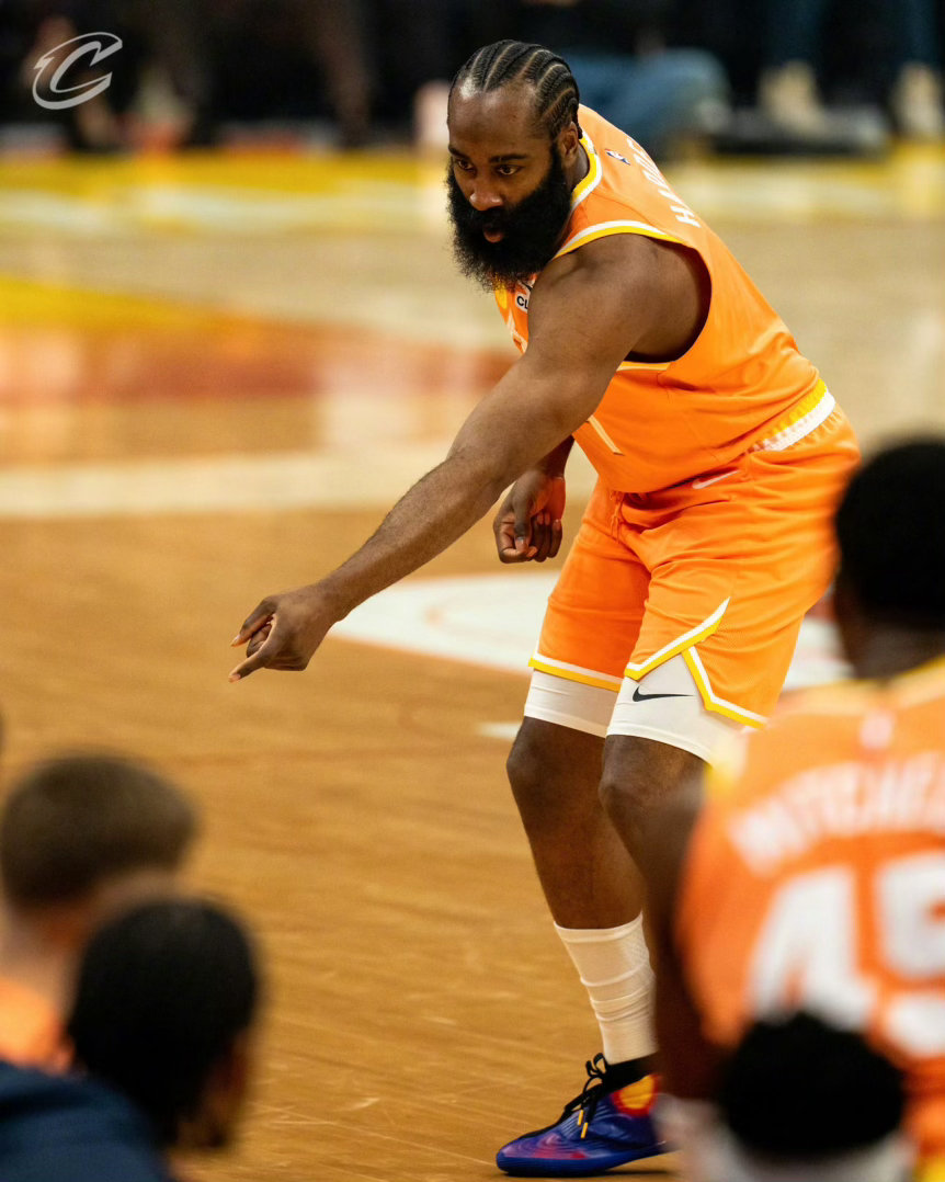 最近4场比赛的哈登：场均出战35.9分钟，得到27.3分5.3篮板8助攻1.5抢