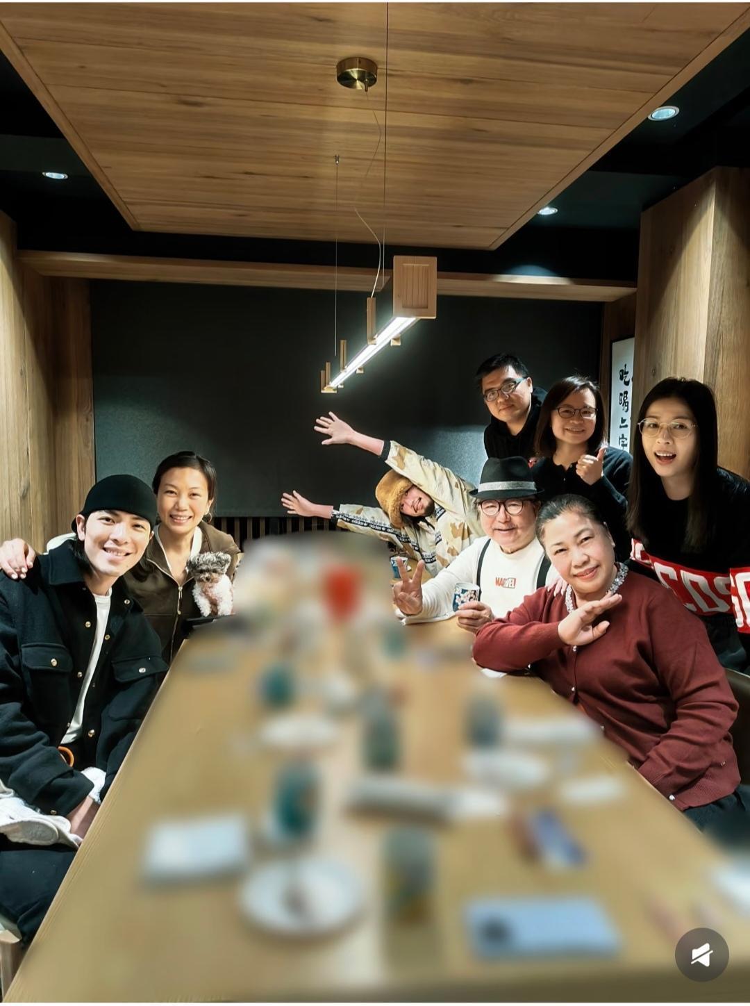 天啊，萧敬腾的妈妈和老婆长的也太像了。