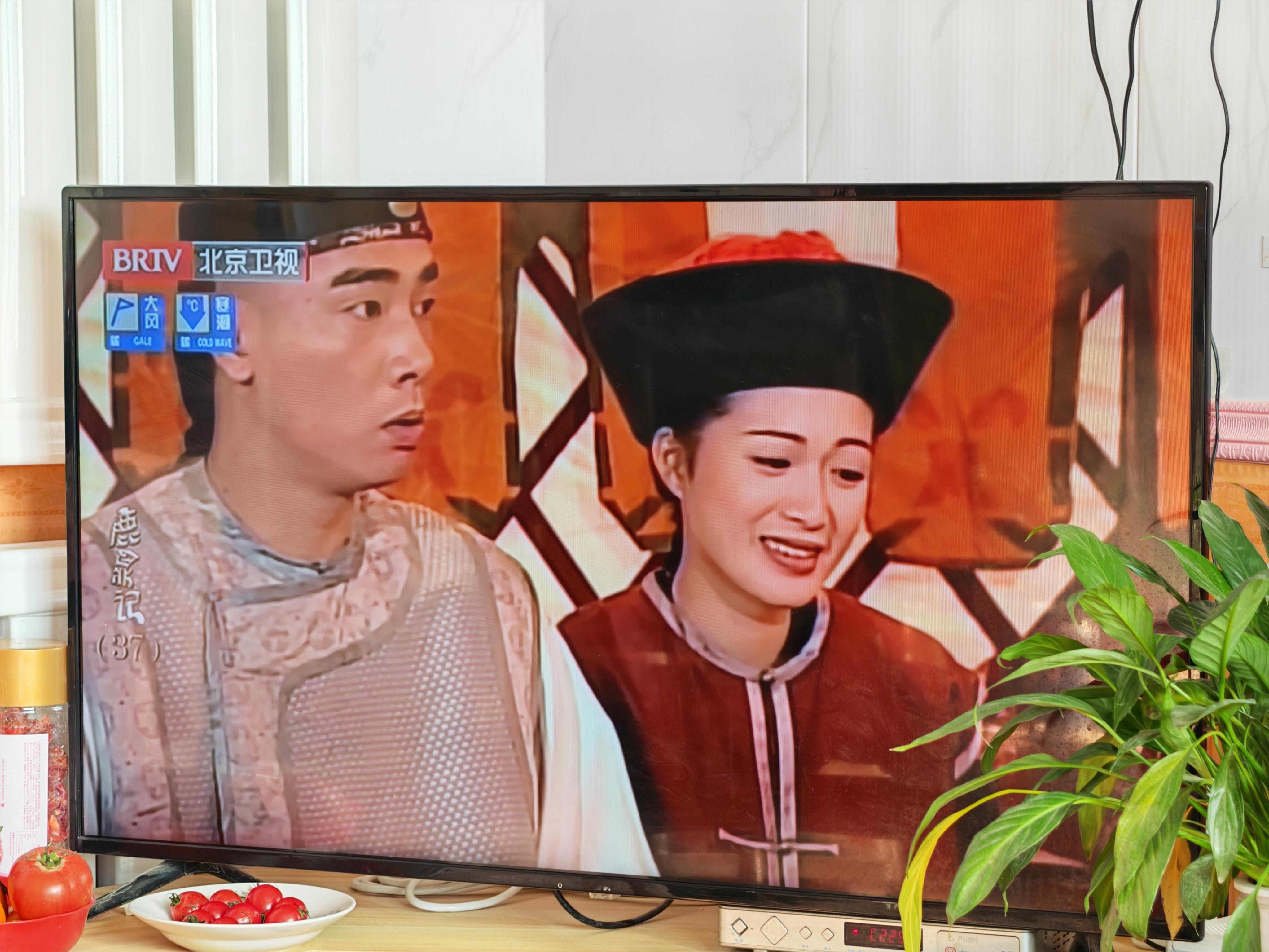 陈小春突然想起自己签了保密协议 刚说完陈小春的表情韦小宝附体，打开电视就播了鹿鼎
