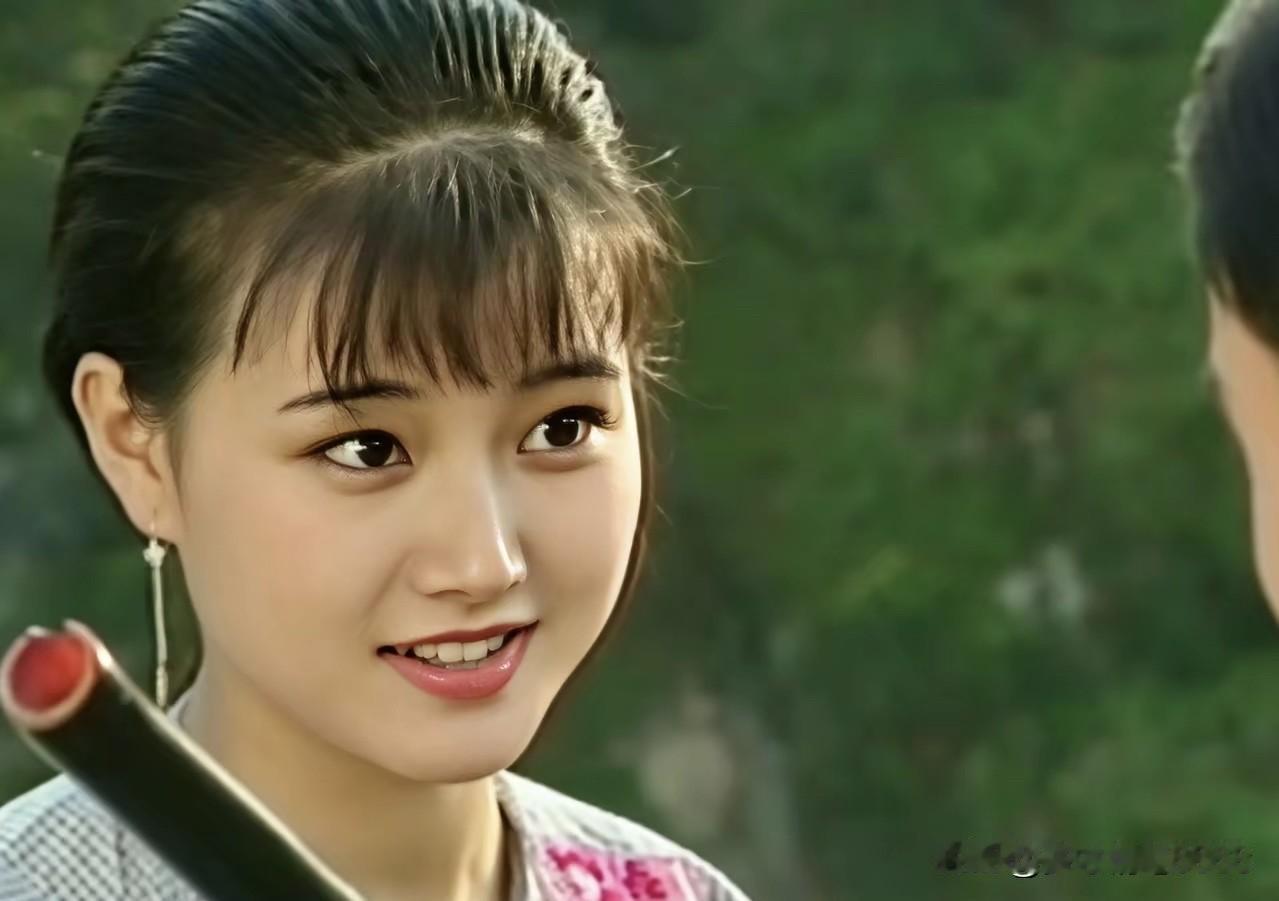 这位是90年代最美的女歌唱家，大眼睛水灵灵的，这应该是她早年客串演戏时的一张剧照